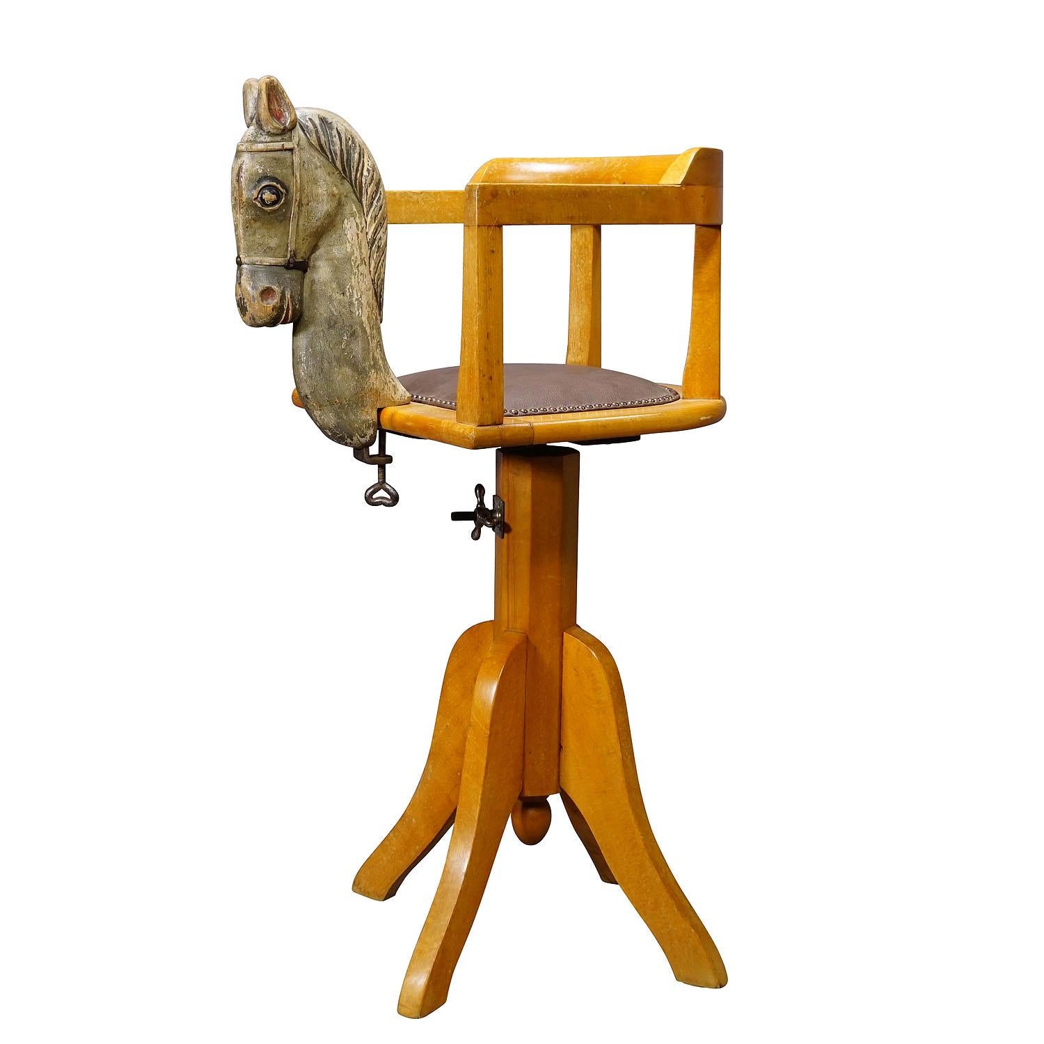 Vintage Barber-Stuhl für Kinder, Deutschland, ca. 1950er Jahre

Ein alter Friseurstuhl für Kinder. Mit drehbarer Höhenverstellung und einem hölzernen Pferdekopf, der an der Vorderseite des Ständers befestigt ist.  den Sitz. Guter unrestaurierter