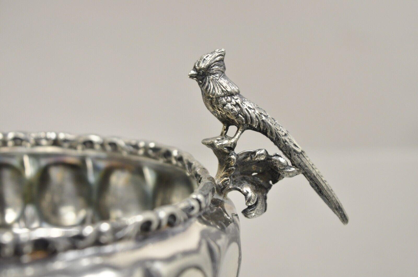 Barbour Silver Co. Plat à noix en métal argenté avec motif d'oiseaux cardinaux. Circa  Début et milieu du 20e siècle. Dimensions : 3