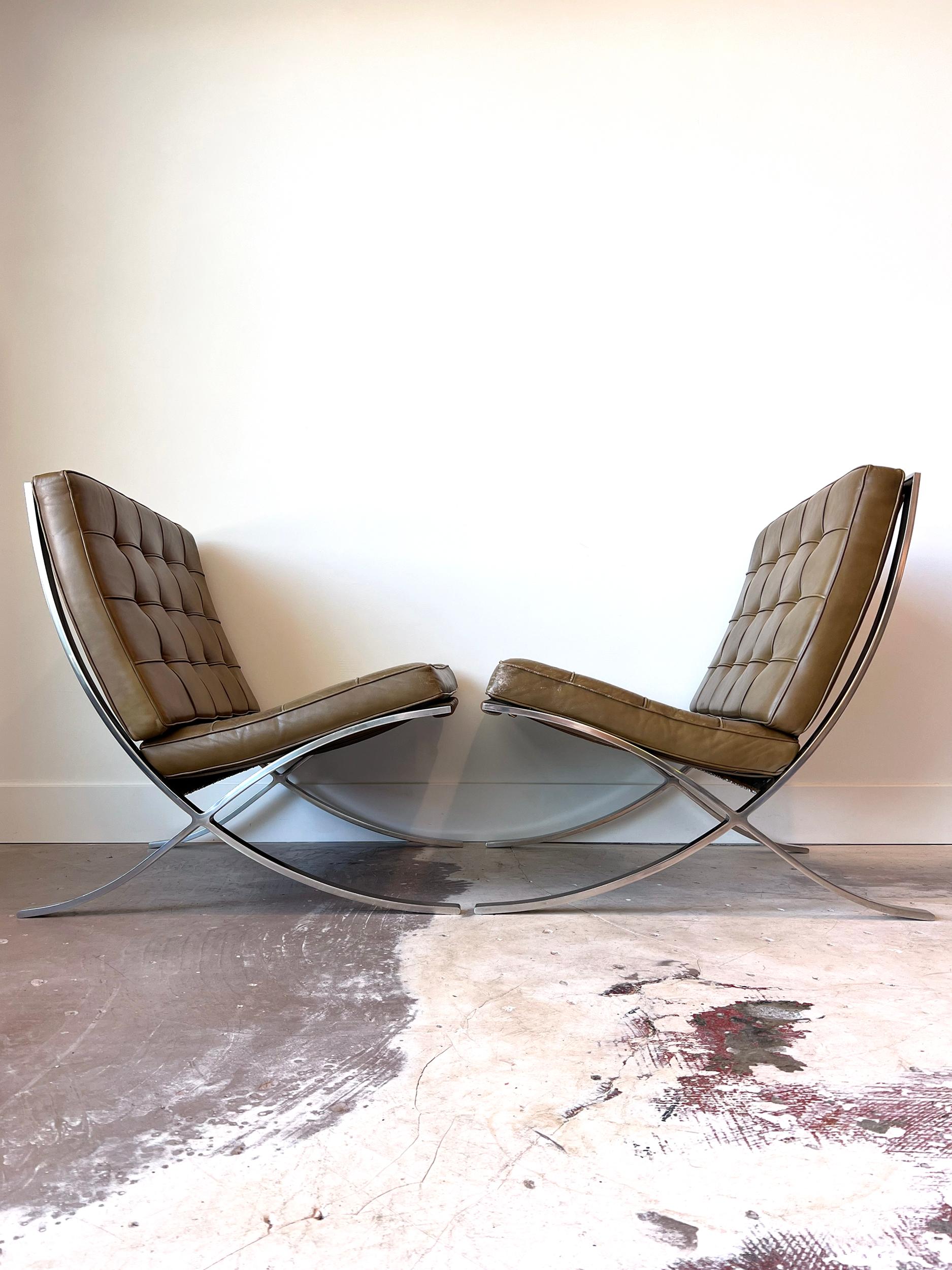 Ausgezeichnetes Paar originaler Barcelona-Sessel, entworfen von Ludwig Mies Van der Rohe für Knoll. Beide Stühle sind beschriftet und haben die Originalpolster, -riemen und -rahmen. Der Schaumstoff ist weich und das Leder hat eine perfekte Patina.