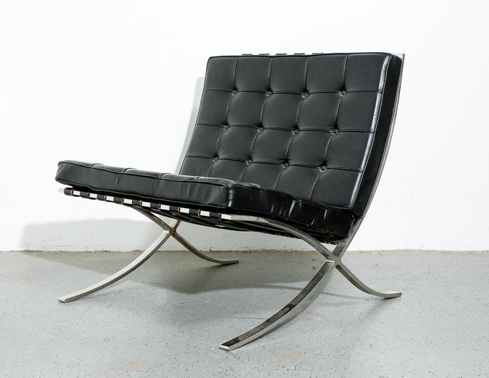20th Century Vintage Barcelona Lounge Chairs Set with Ottoman By Knoll For Sale