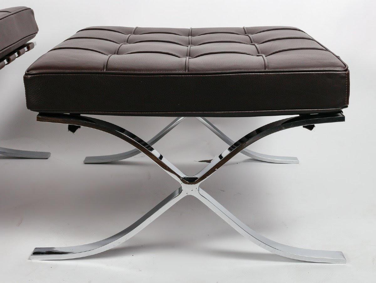 Sessel im Vintage Barcelona-Stil mit Ottomane, moderne italienische Herstellung, 20. Jahrhundert.

Sessel im Barcelona-Stil mit Ottomane, aus Italien, XX. Jahrhundert, Leder und verchromter Stahl.
Sessel: H: 80cm, B: 77cm, T: 80cm
Ottomane: H: 38cm,