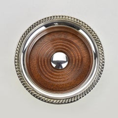 Vintage Barker & Ellis Versilberte Weinflaschenuntersetzer mit Holzsockel, England