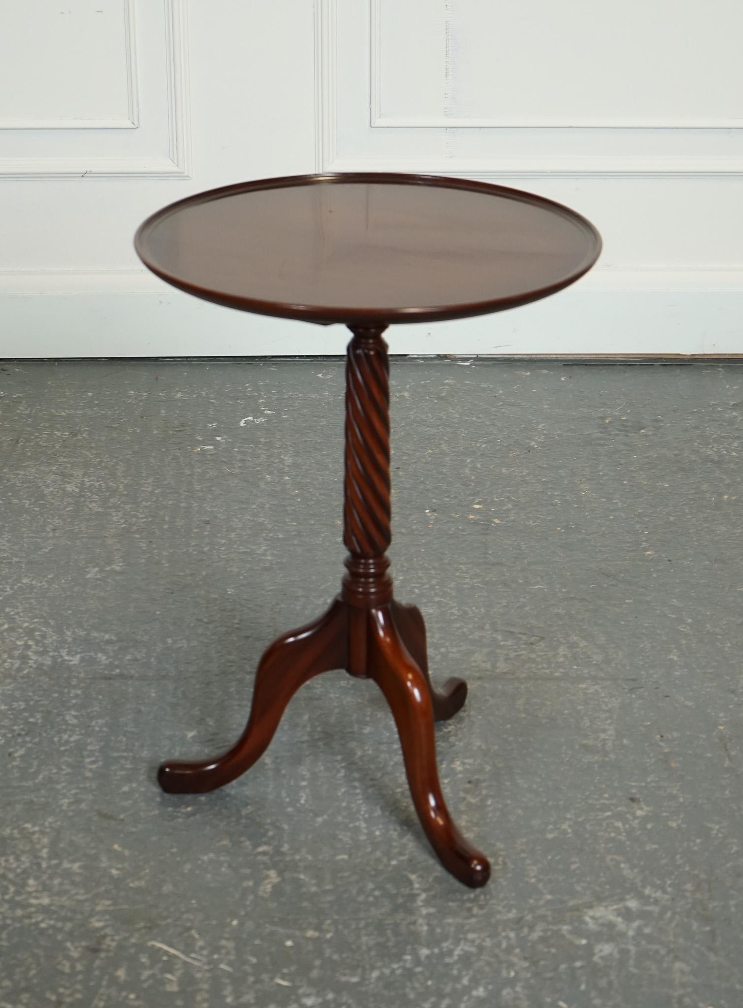 
We are delighted to offer for sale this Lovely Vintage Barley Twist Base On Tripod Feet Side Lamp Table

A barley twist base side table on tripod feet is a beautiful and unique piece of furniture that blends classic elegance with a touch of rustic