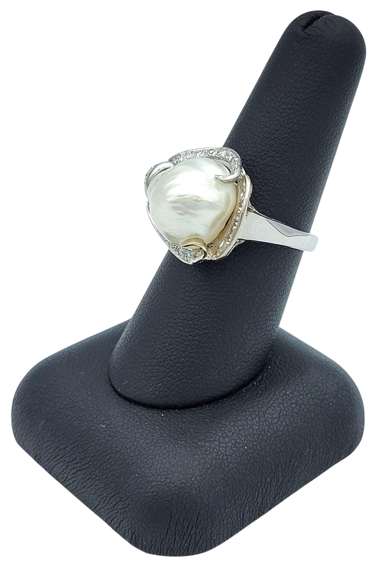 Anello da cocktail barocco d'epoca con perle e diamanti in filigrana in oro bianco 18 carati in vendita 4