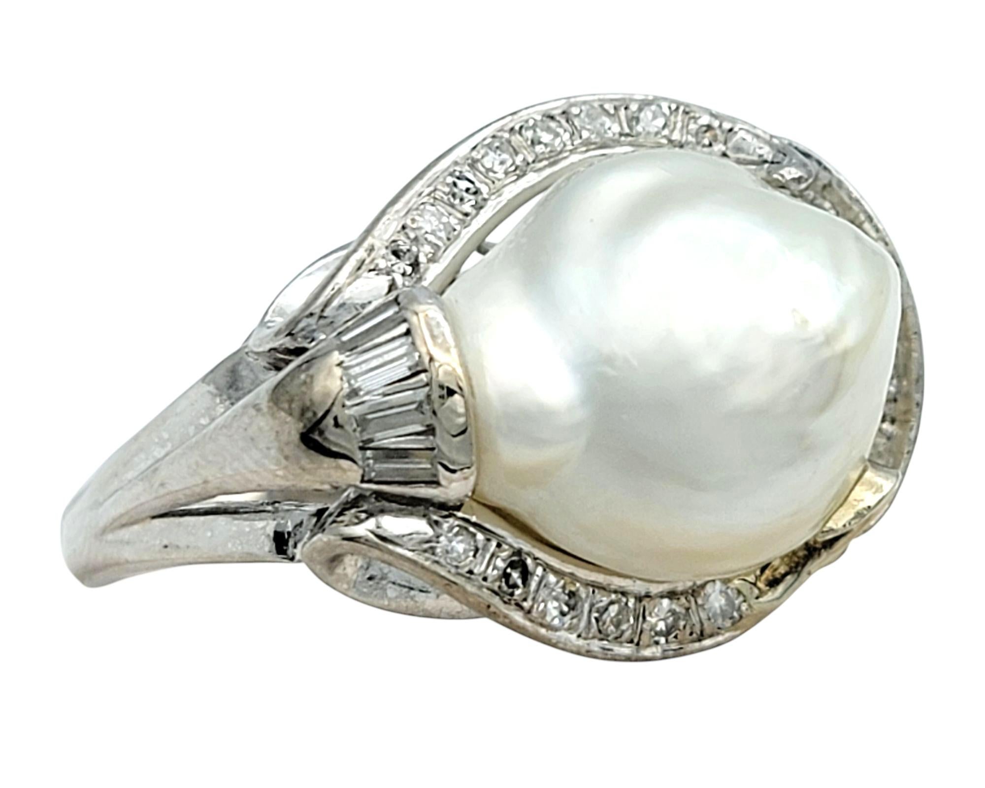 Misura dell'anello: 8

Questo anello vintage artistico presenta una perla coltivata di forma barocca incastonata in un design a filigrana aperta che gli conferisce un aspetto scultoreo e organico. La forma naturalmente irregolare della perla