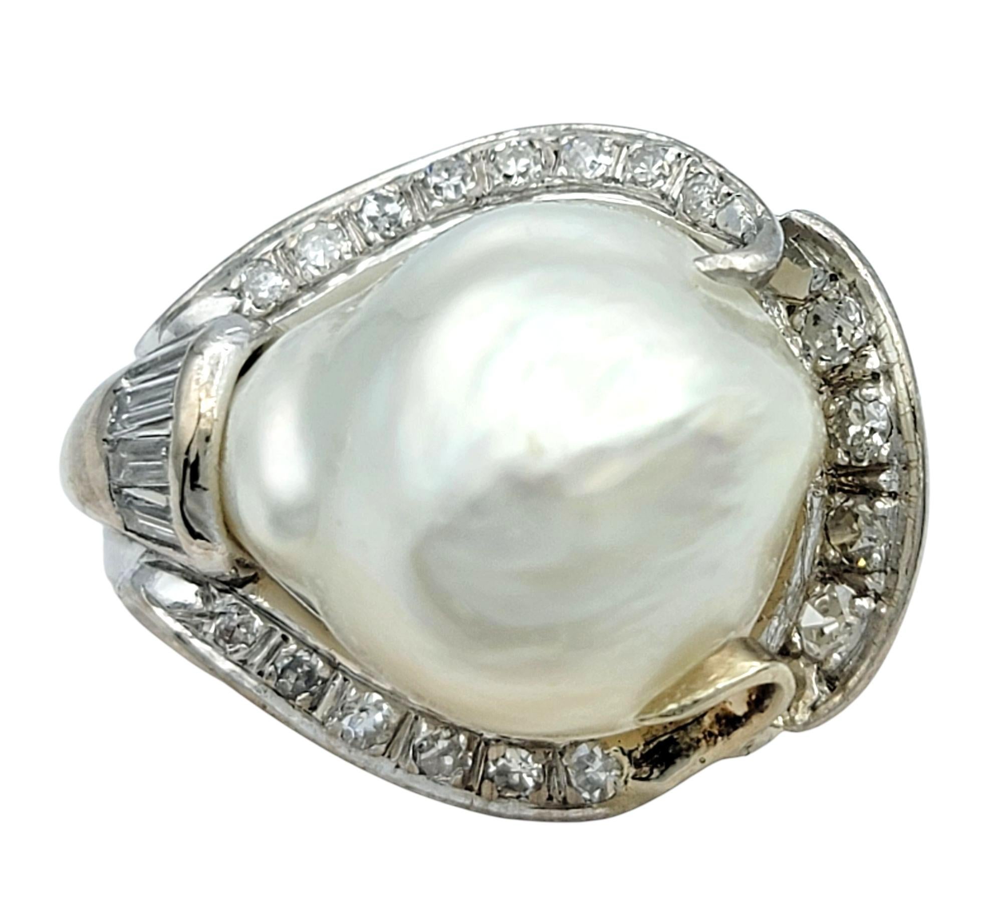 Contemporaneo Anello da cocktail barocco d'epoca con perle e diamanti in filigrana in oro bianco 18 carati in vendita