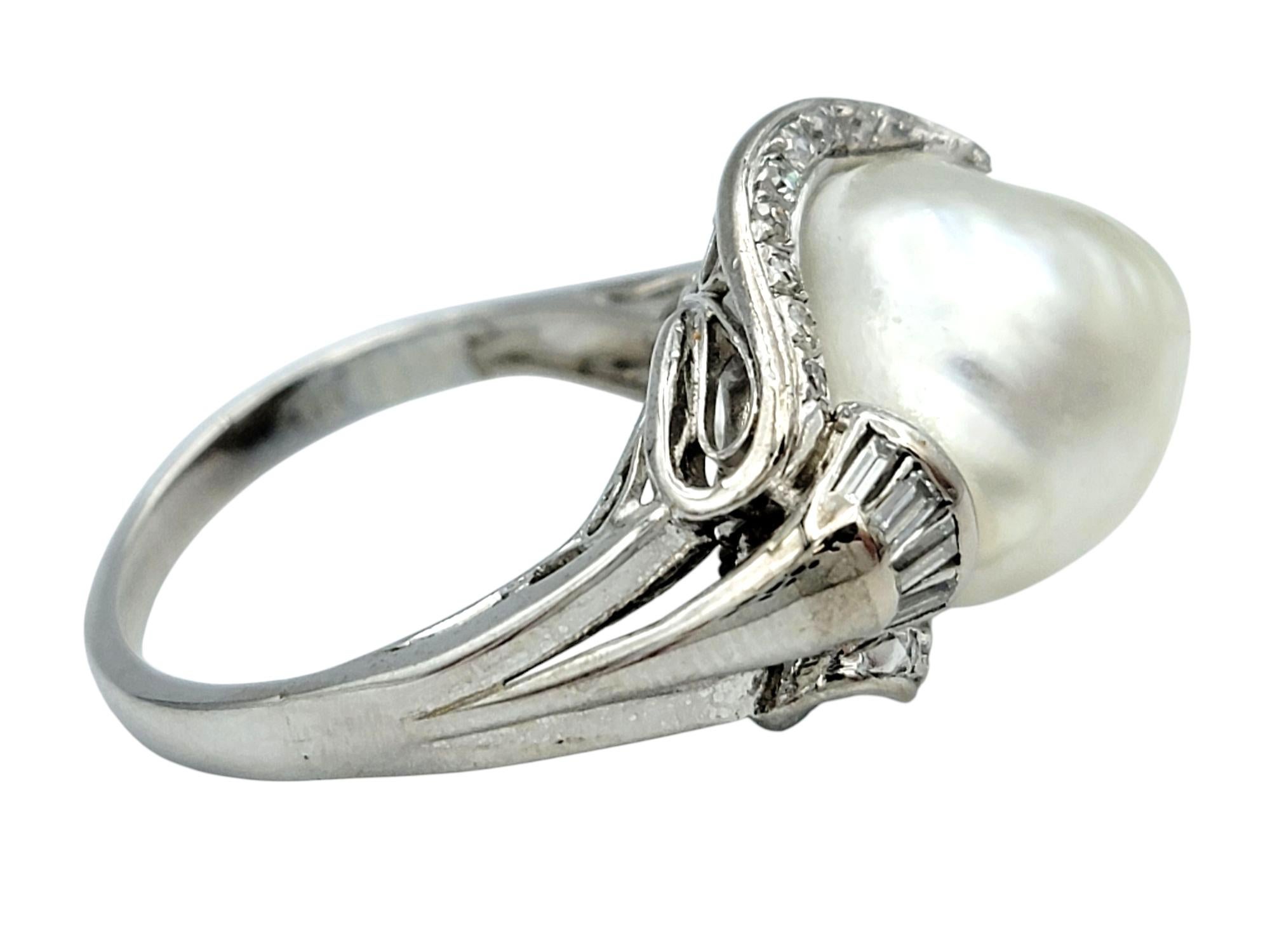 Anello da cocktail barocco d'epoca con perle e diamanti in filigrana in oro bianco 18 carati In condizioni buone in vendita a Scottsdale, AZ