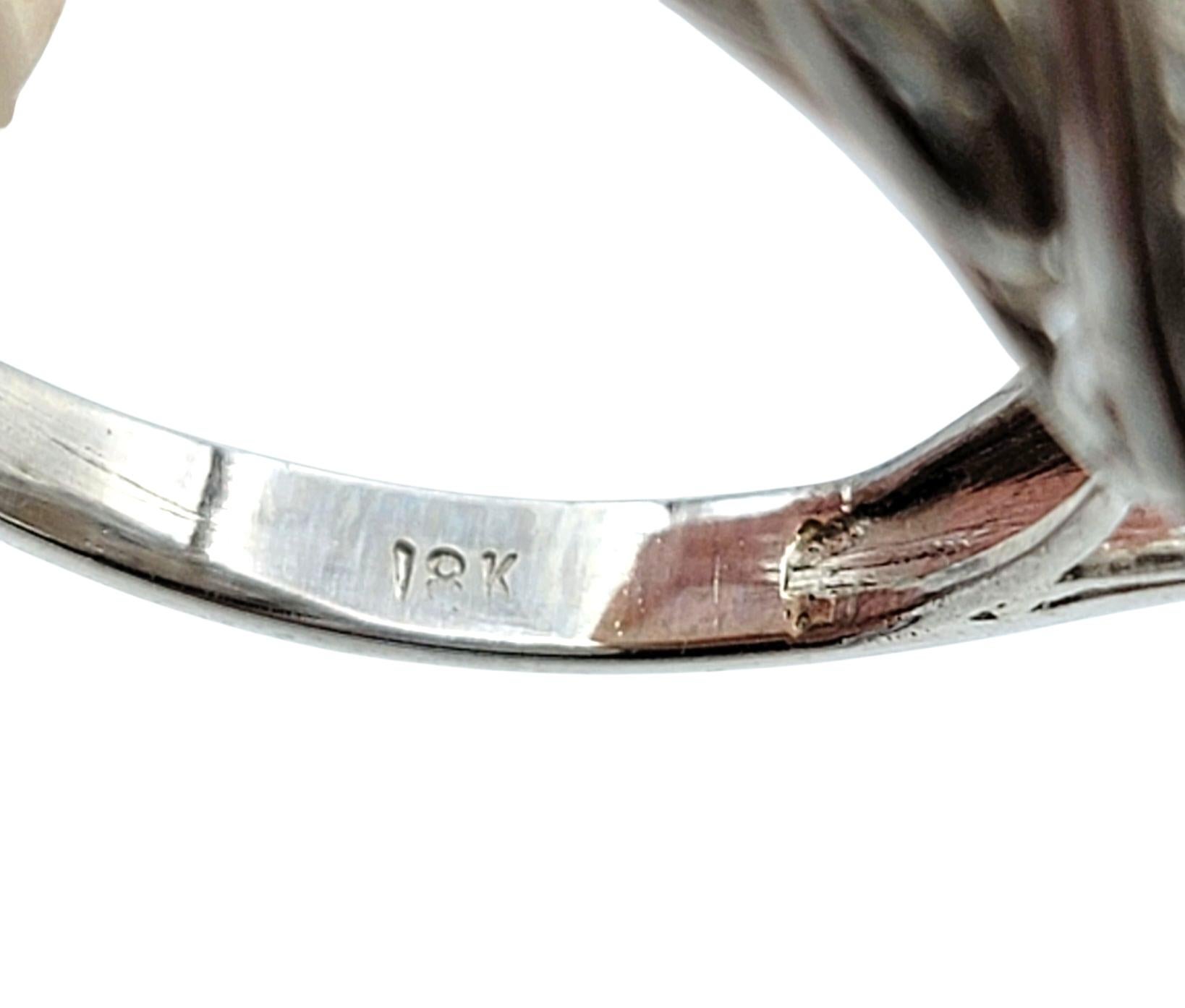 Anello da cocktail barocco d'epoca con perle e diamanti in filigrana in oro bianco 18 carati in vendita 1