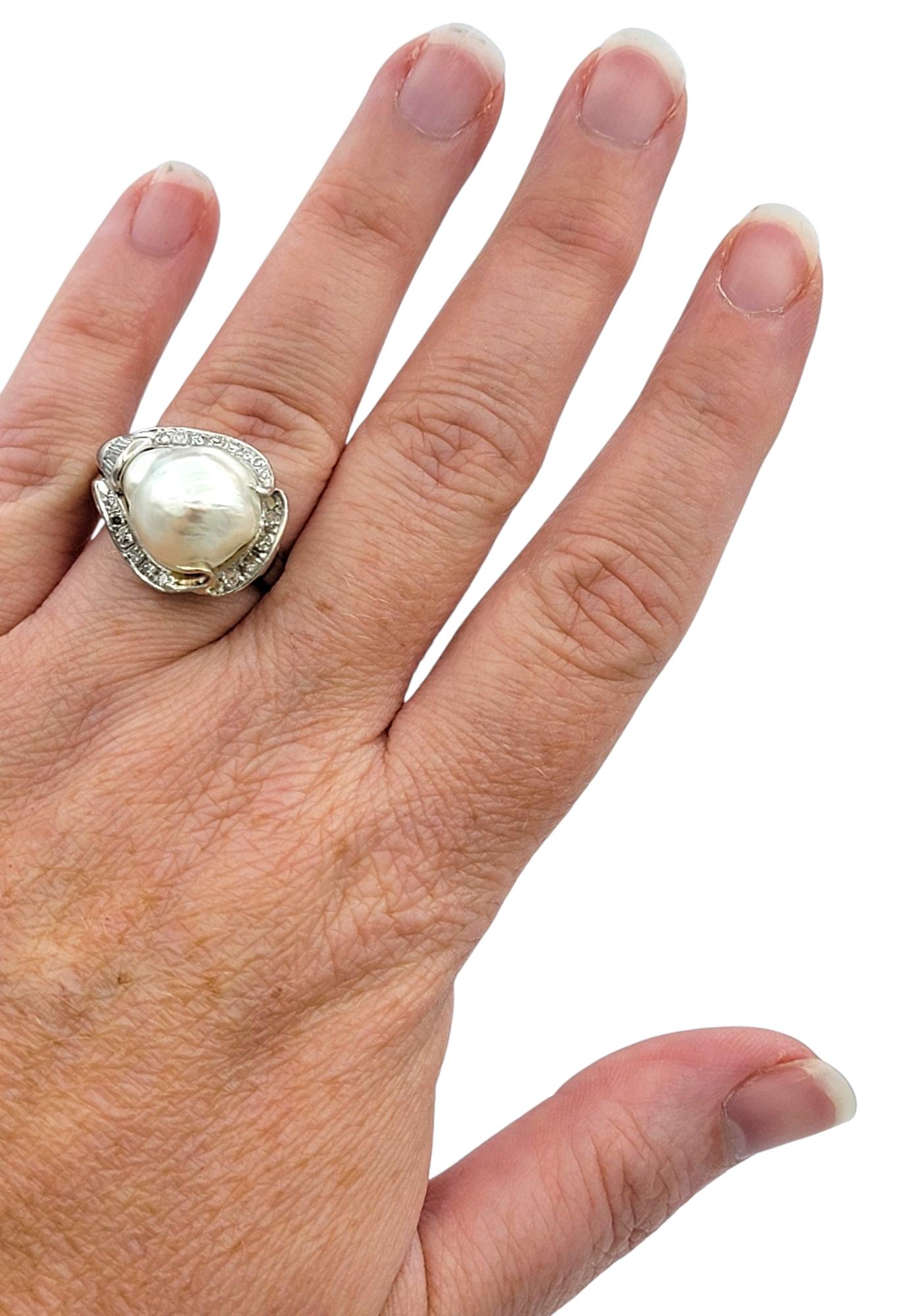 Anello da cocktail barocco d'epoca con perle e diamanti in filigrana in oro bianco 18 carati in vendita 2