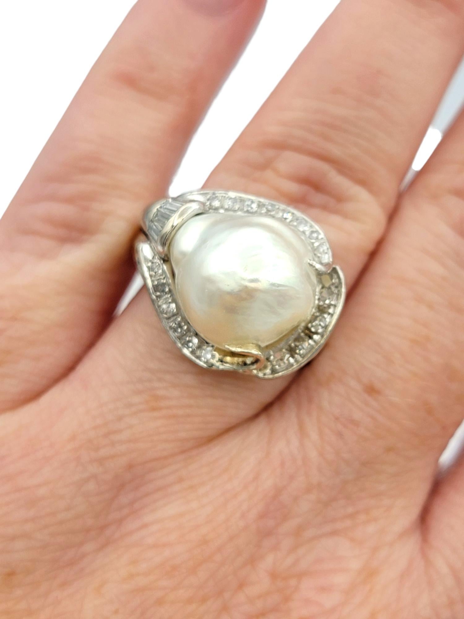 Anello da cocktail barocco d'epoca con perle e diamanti in filigrana in oro bianco 18 carati in vendita 3