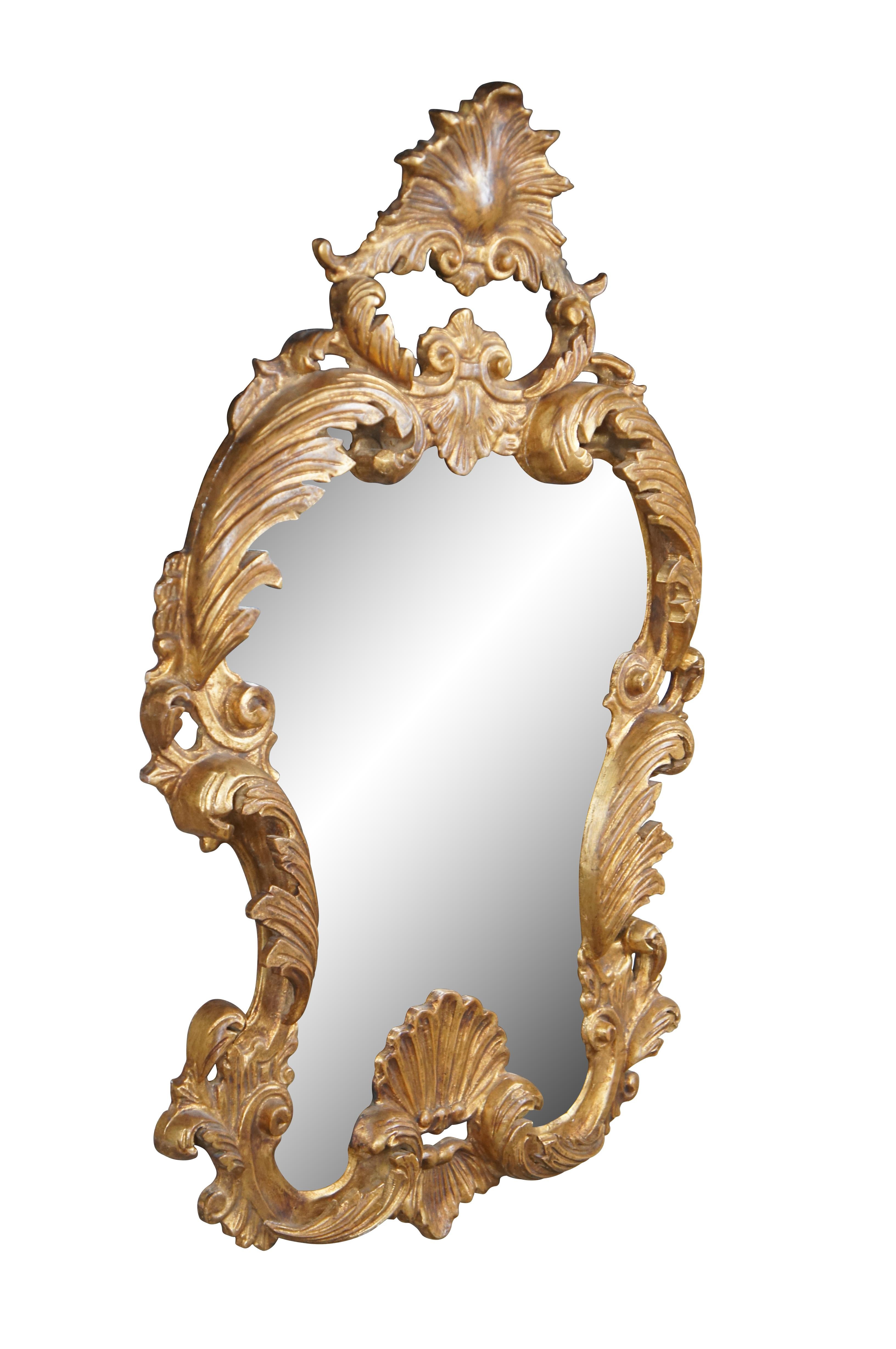 Un grand et beau miroir de style rococo du dernier quart du 20e siècle.  Cadre festonné et doré avec des feuilles d'acanthe et des détails feuillagés.  Le verre a une finition antiquaire qui lui donne un aspect vieilli.  Idéal pour une utilisation