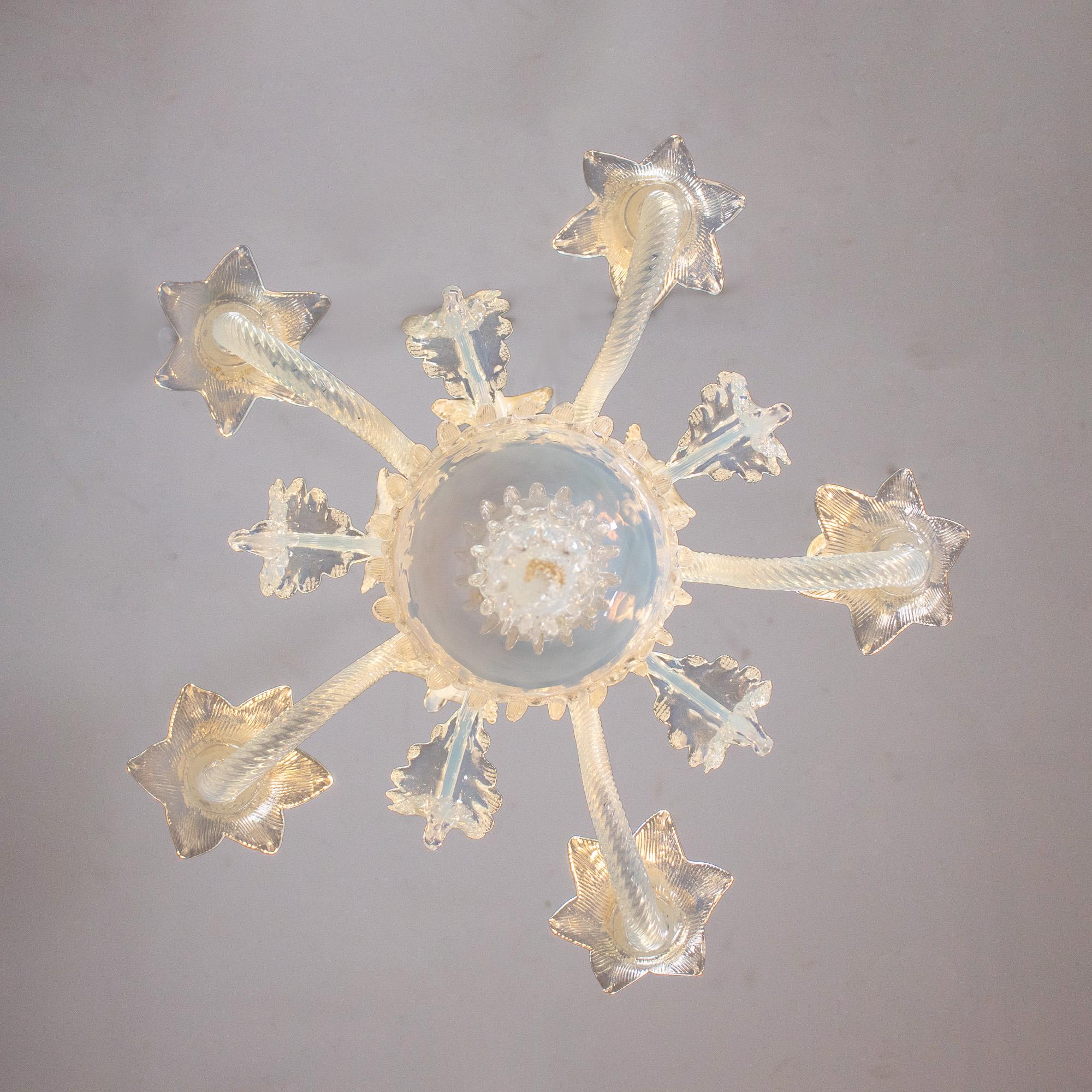 Lampadario barocco d'epoca a 5 bracci con infuso d'oro opalino di Murano in vendita 2