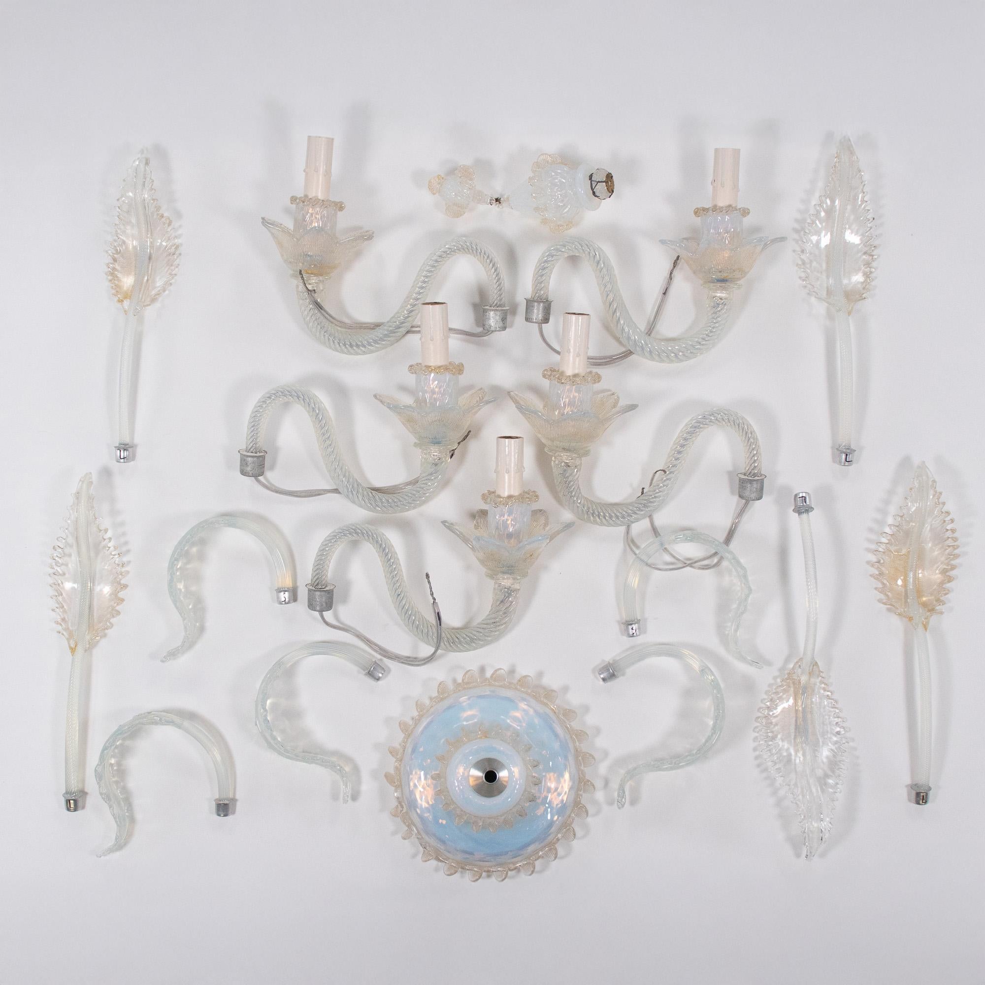 Lampadario barocco d'epoca a 5 bracci con infuso d'oro opalino di Murano in vendita 3