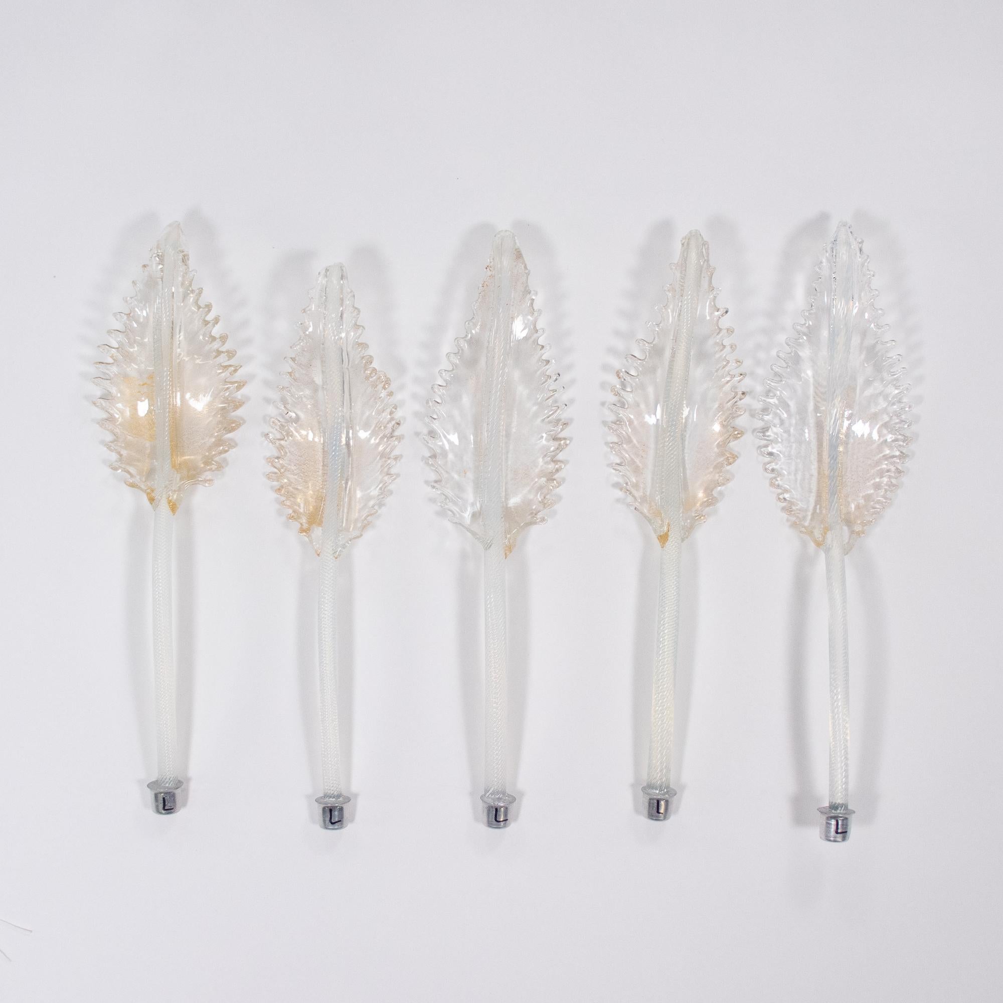 Lampadario barocco d'epoca a 5 bracci con infuso d'oro opalino di Murano in vendita 4