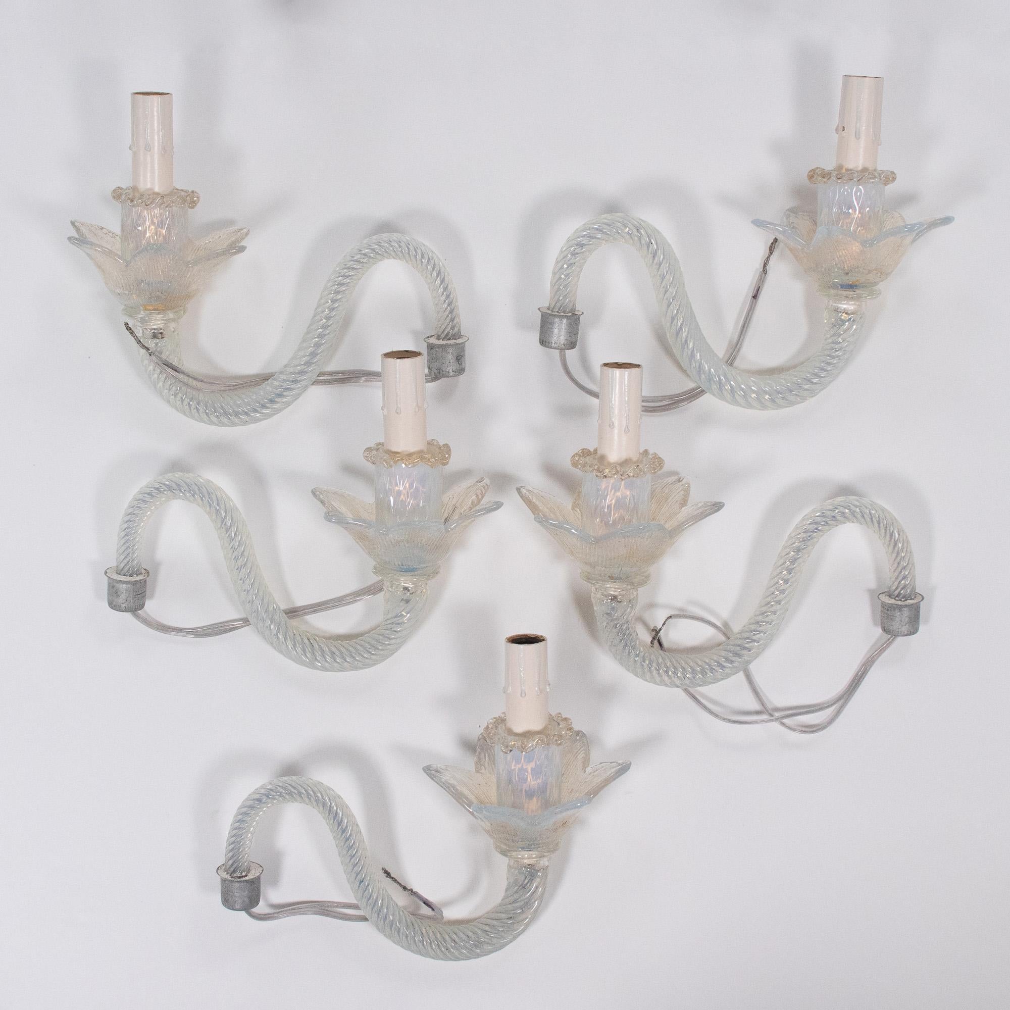 Lampadario barocco d'epoca a 5 bracci con infuso d'oro opalino di Murano in vendita 5