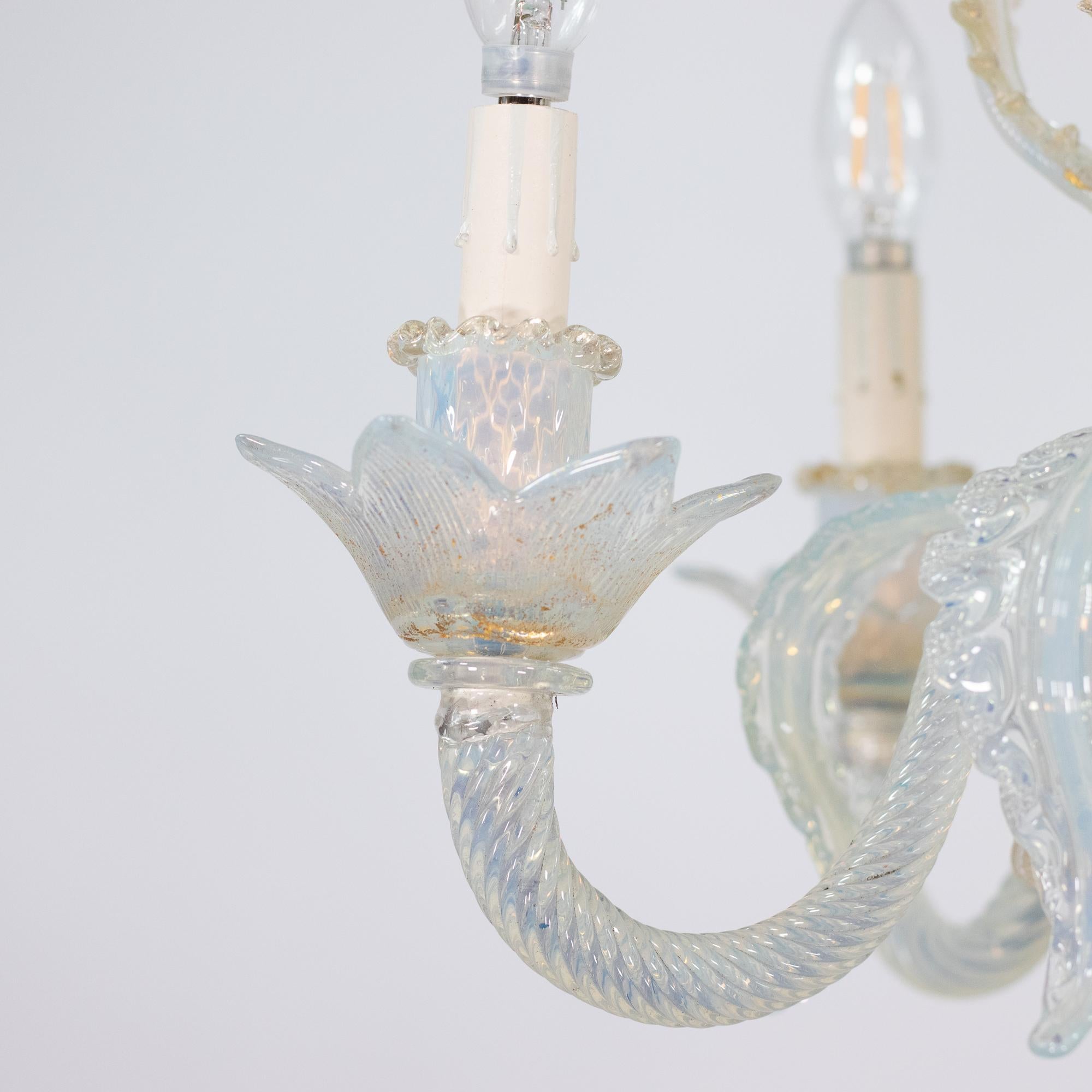 Lampadario barocco d'epoca a 5 bracci con infuso d'oro opalino di Murano in vendita 7