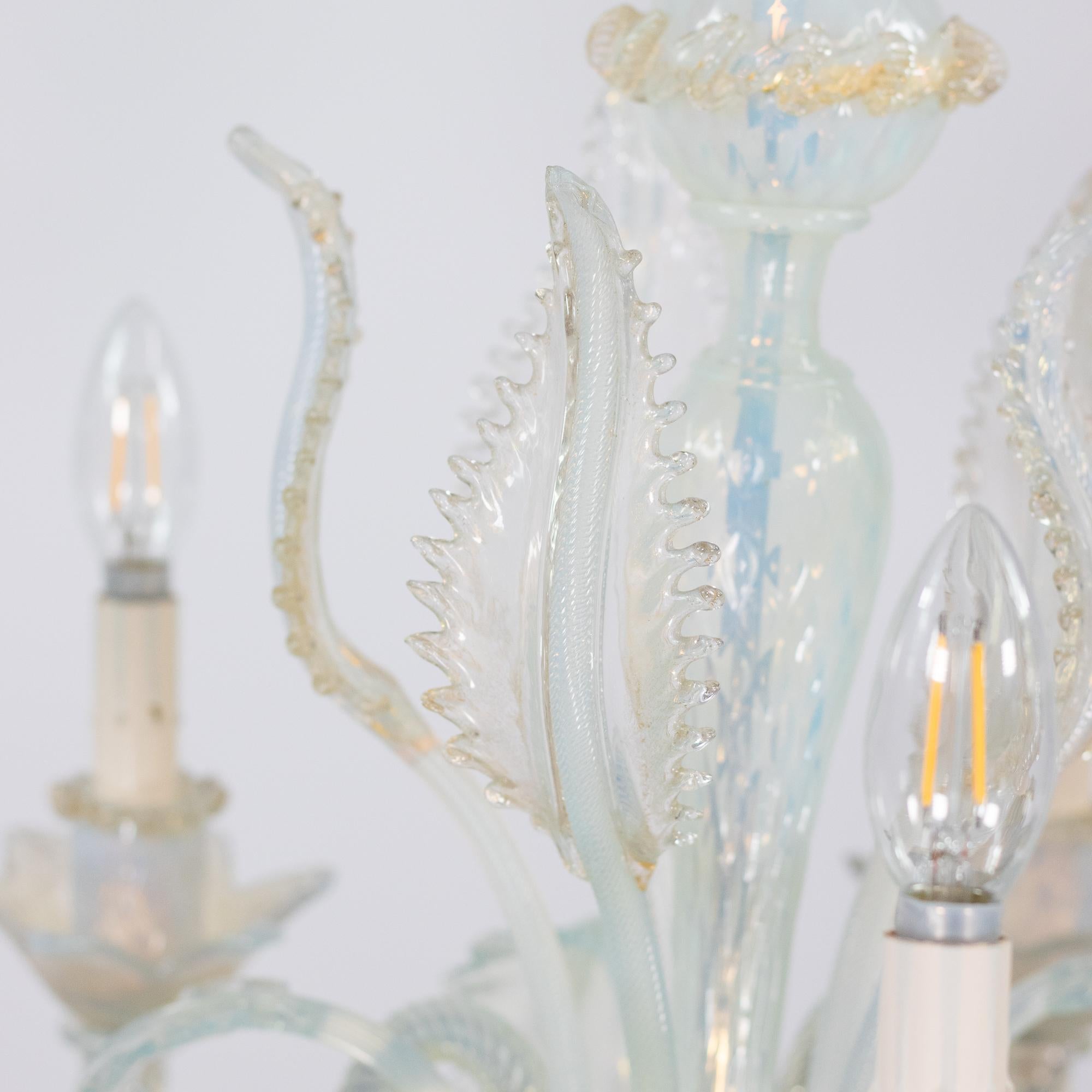 Lampadario barocco d'epoca a 5 bracci con infuso d'oro opalino di Murano in vendita 8