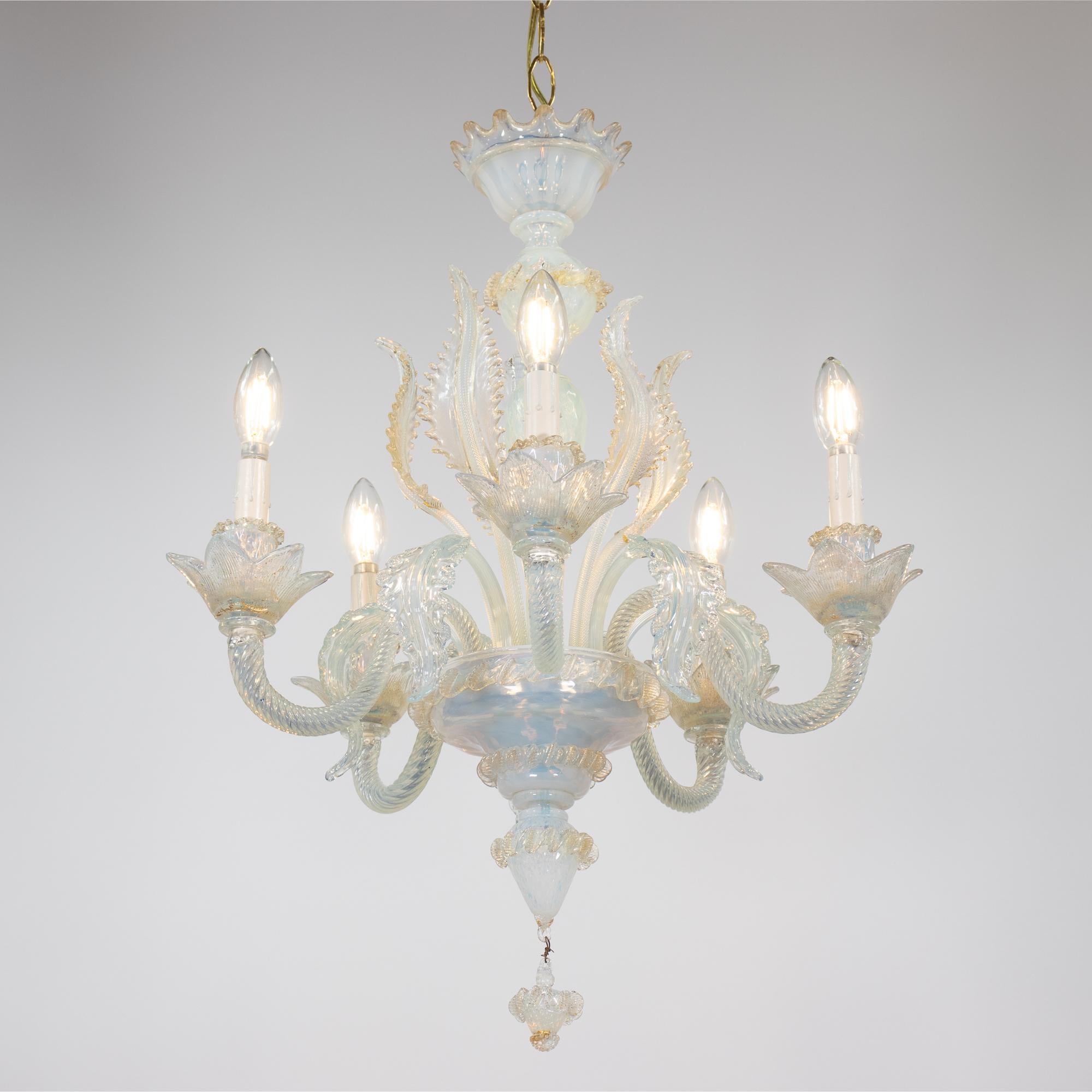 Barocco Lampadario barocco d'epoca a 5 bracci con infuso d'oro opalino di Murano in vendita