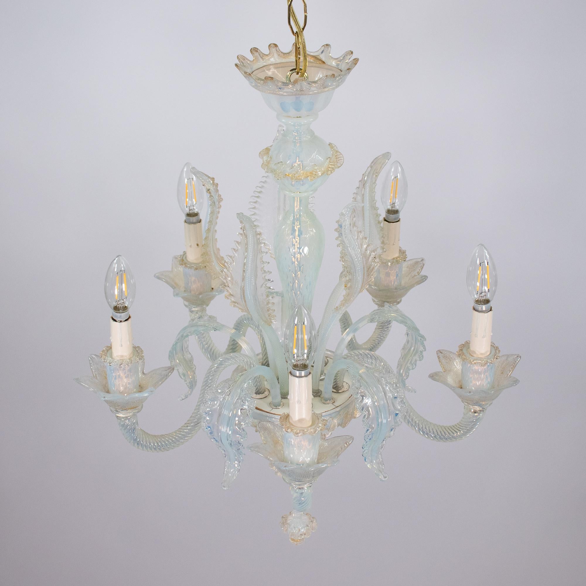 Italiano Lampadario barocco d'epoca a 5 bracci con infuso d'oro opalino di Murano in vendita
