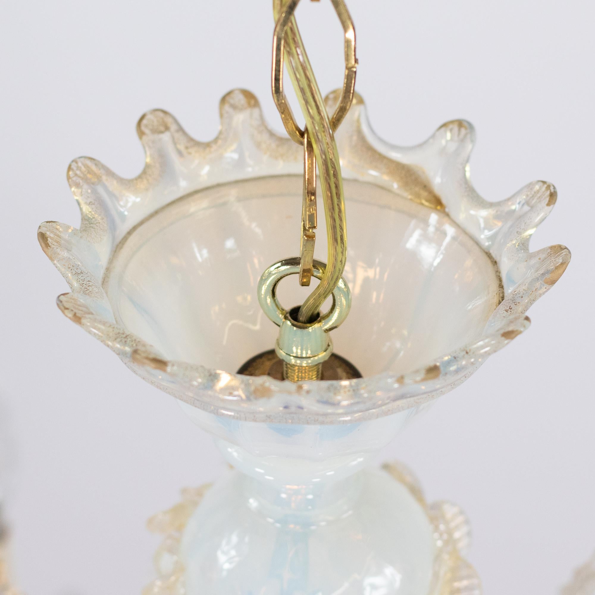 XX secolo Lampadario barocco d'epoca a 5 bracci con infuso d'oro opalino di Murano in vendita
