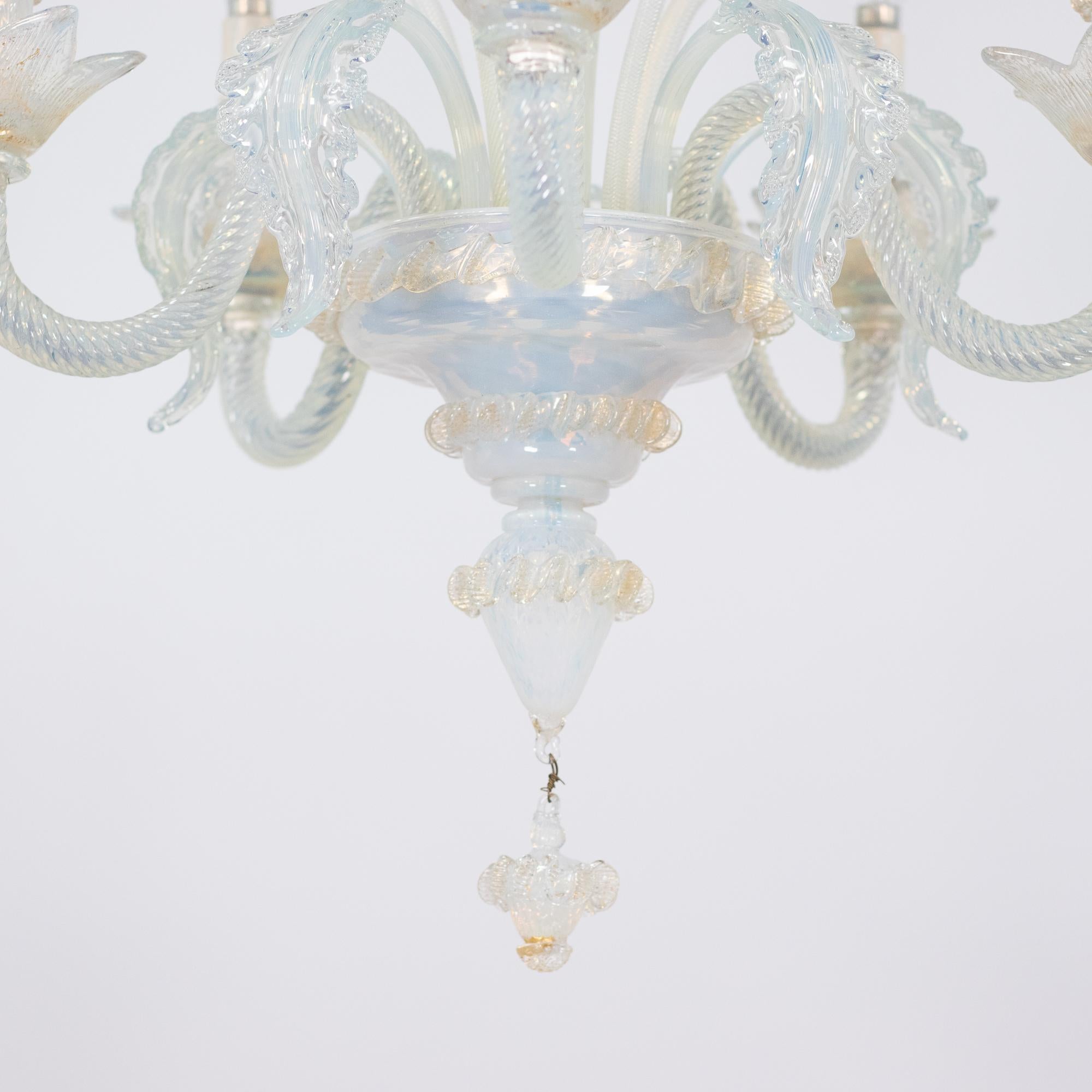 Lampadario barocco d'epoca a 5 bracci con infuso d'oro opalino di Murano in vendita 1