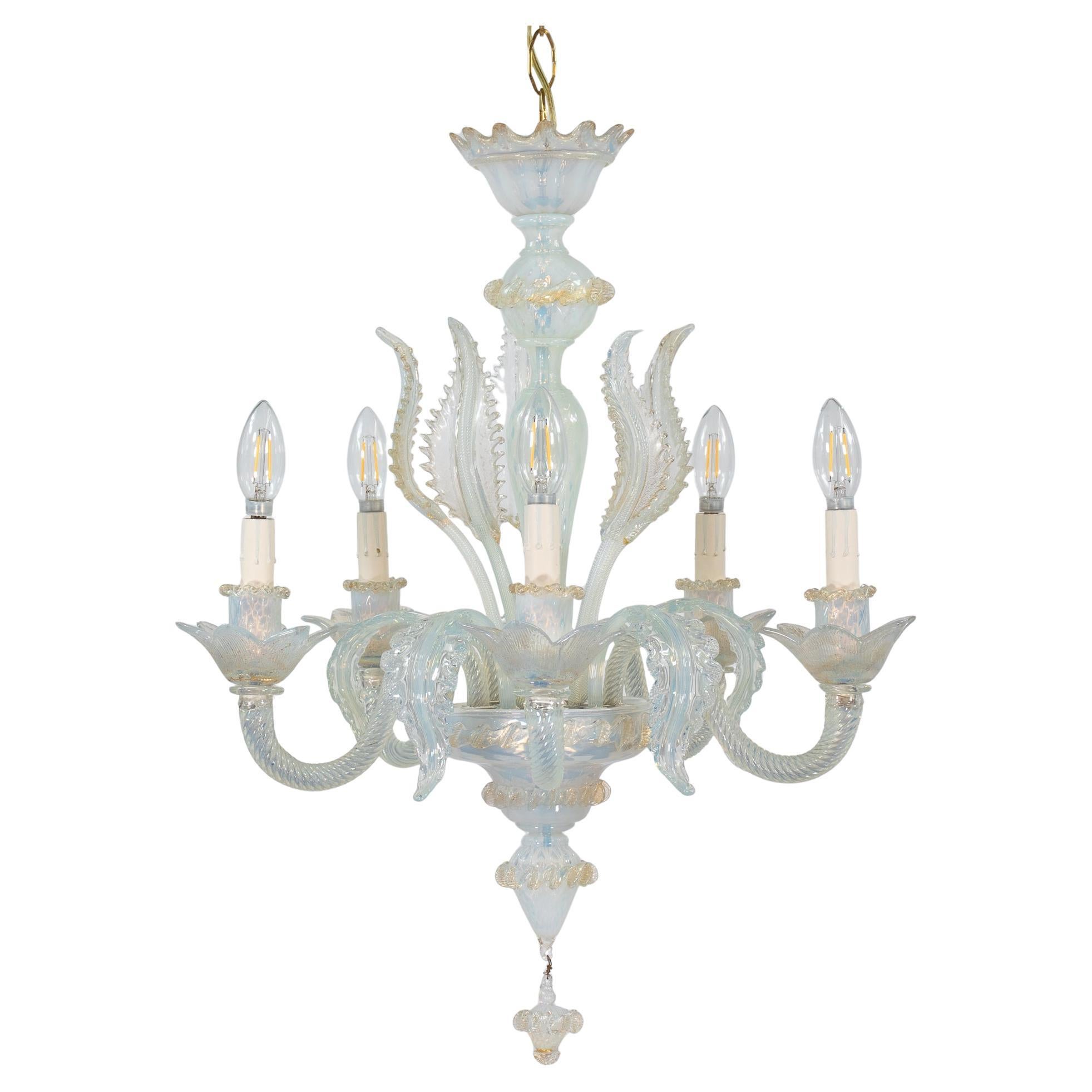 Lampadario barocco d'epoca a 5 bracci con infuso d'oro opalino di Murano in vendita