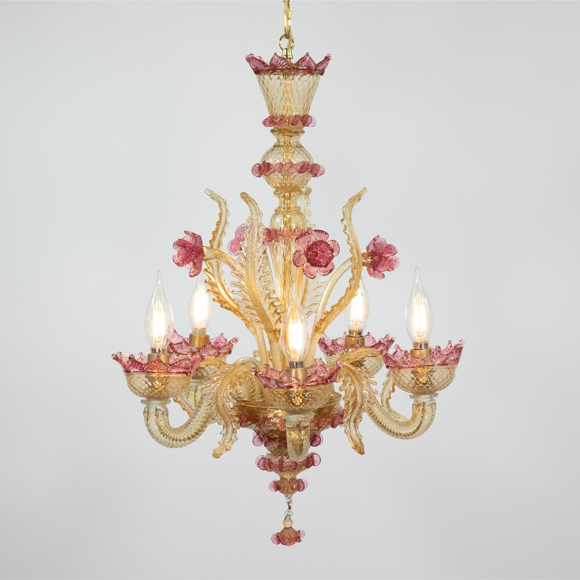 Questo squisito lampadario in vetro di Murano bicolore mette in mostra la maestria dell'artigianato del vetro veneziano. Caratterizzata da una colonna centrale a bulbo con dettagli di germogli, qui stilizzati con narcisi e foglie, e da sei bracci a