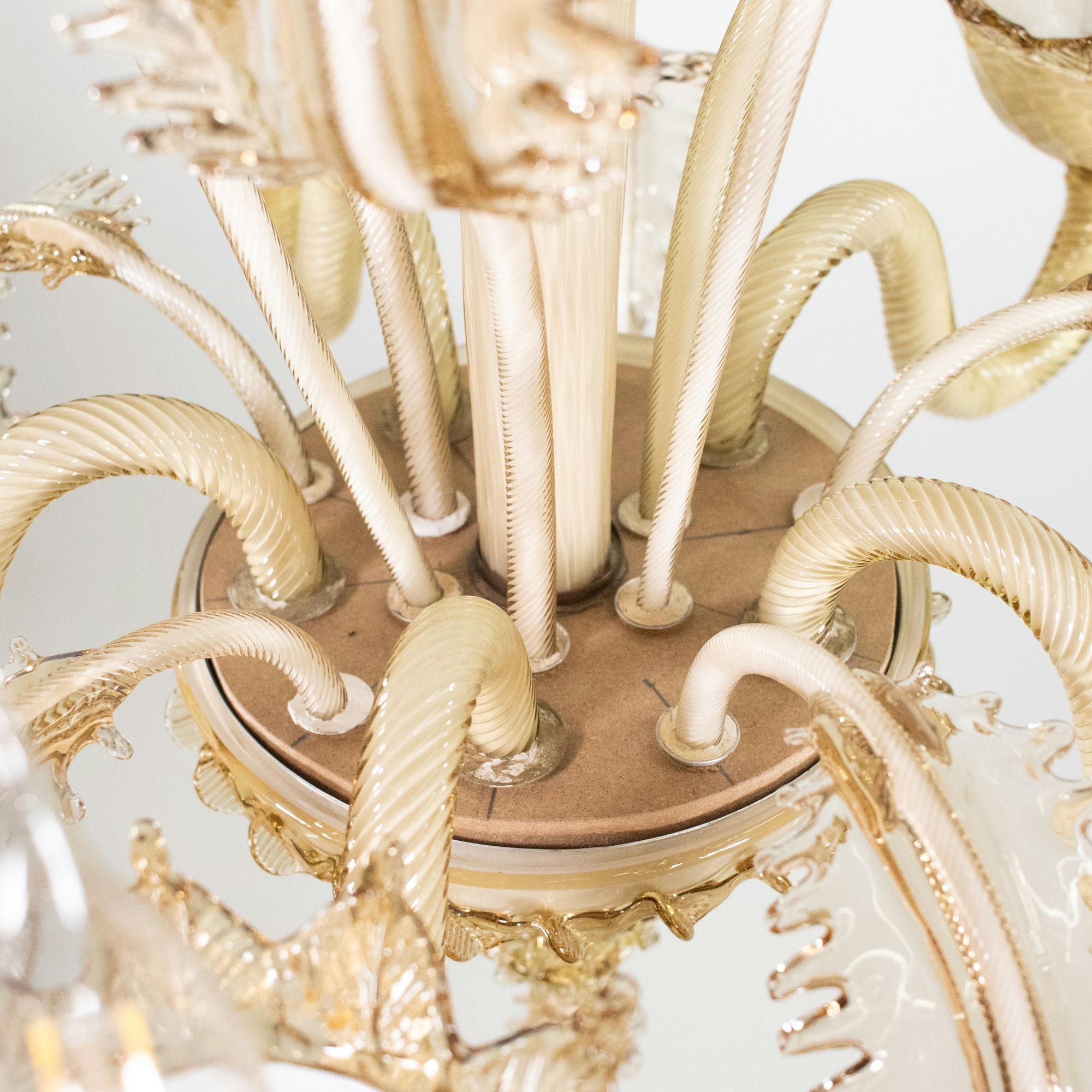 Fatto a mano Crème Brûlée barocca d'epoca con lampadario di Murano Lattimo Miele in vendita