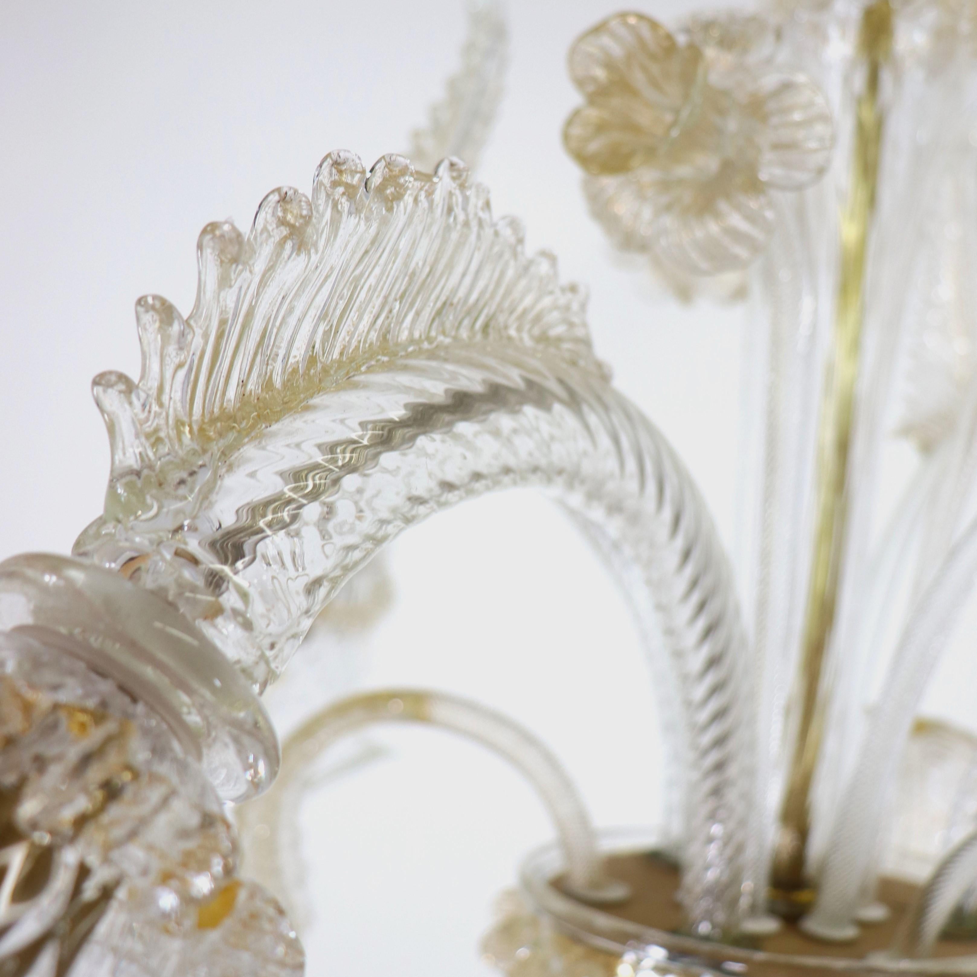 Dreiarmiger Cristallo Murano-Kronleuchter im Barockstil mit Blumenmuster im Goldeinfluss im Angebot 3