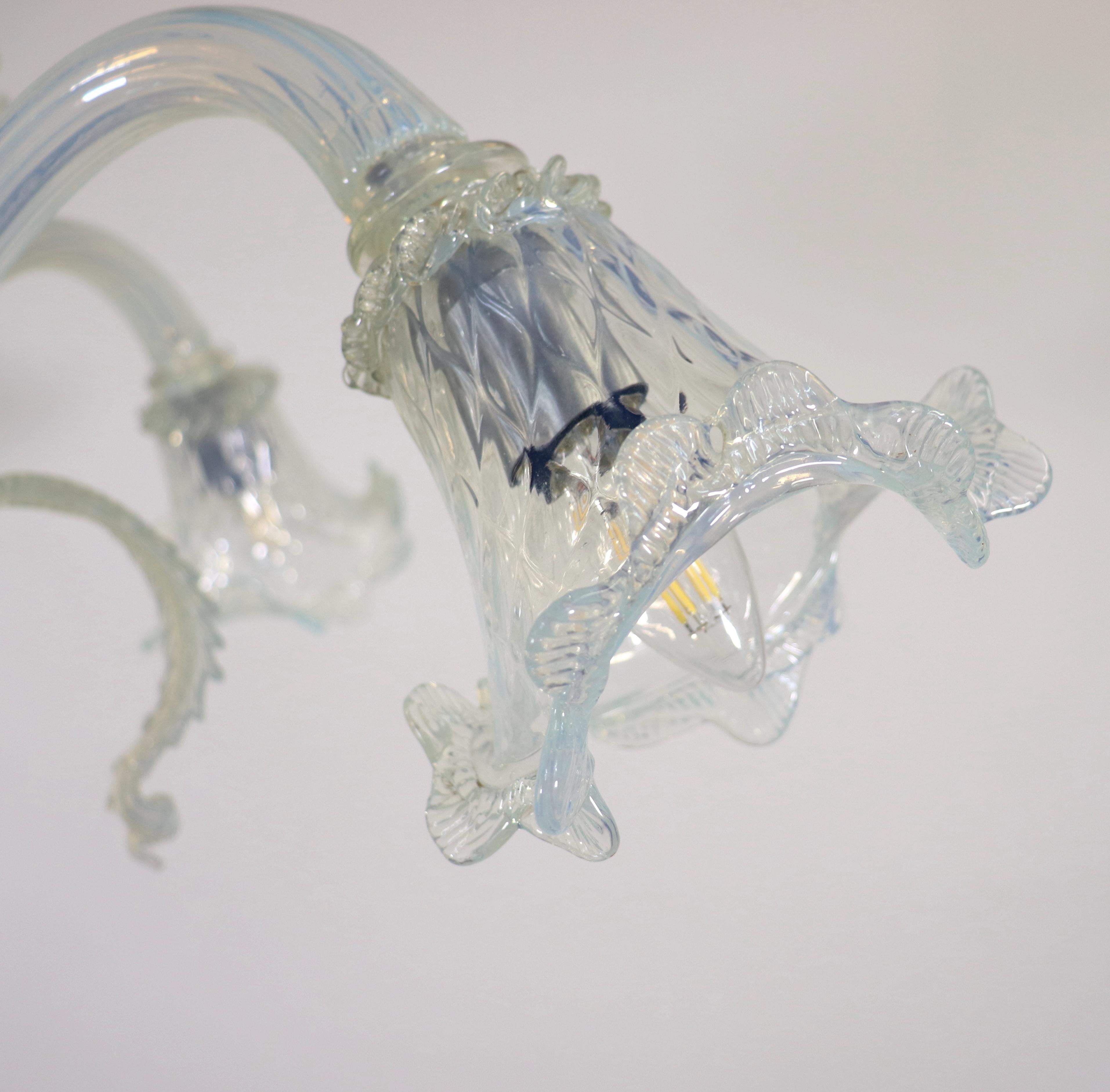 Lampadario barocco d'epoca a quattro bracci in opalina di Murano in vendita 3