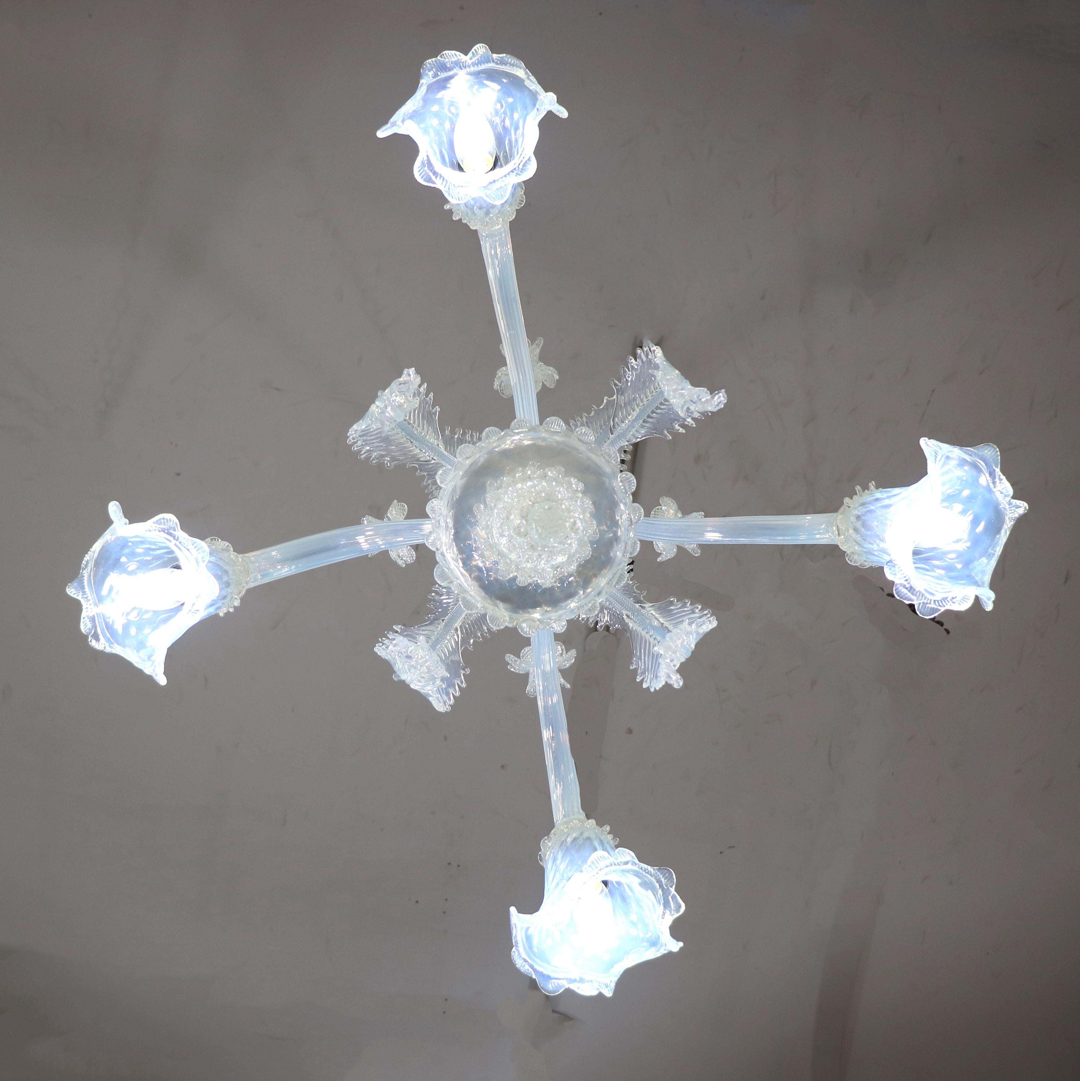 Lampadario barocco d'epoca a quattro bracci in opalina di Murano in vendita 4