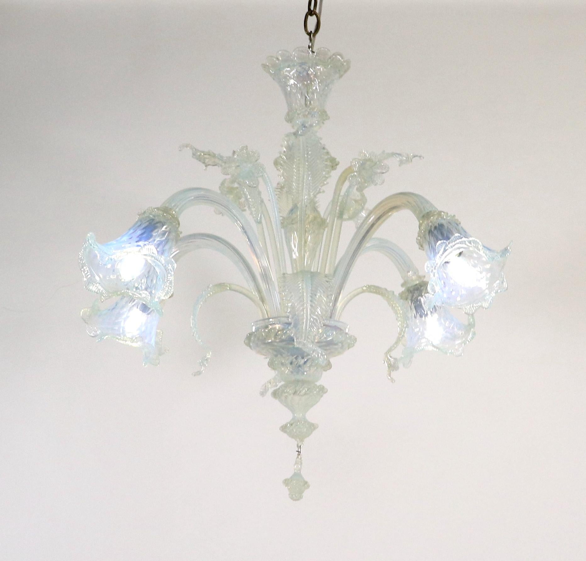 Barocco Lampadario barocco d'epoca a quattro bracci in opalina di Murano in vendita