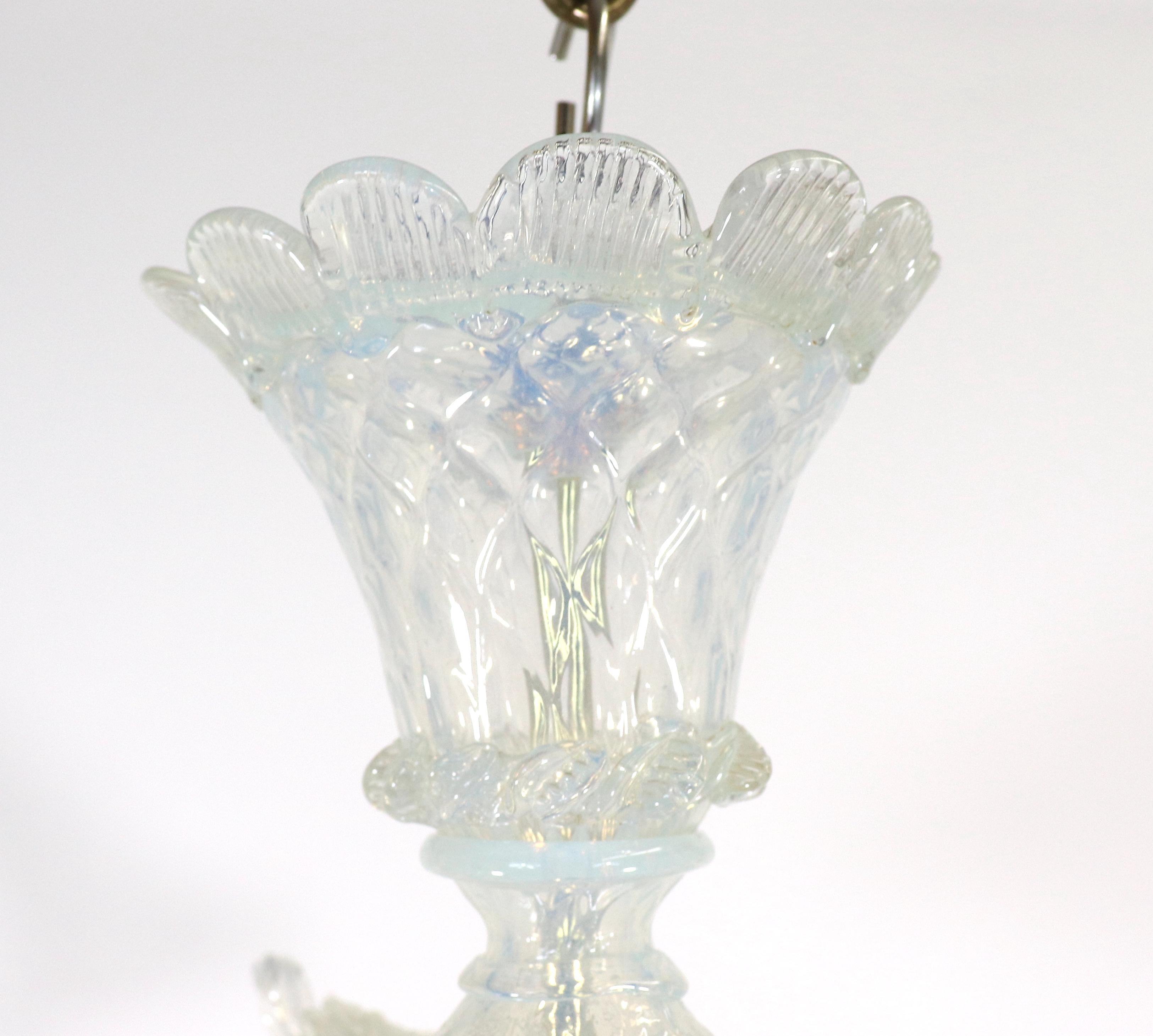 Italiano Lampadario barocco d'epoca a quattro bracci in opalina di Murano in vendita