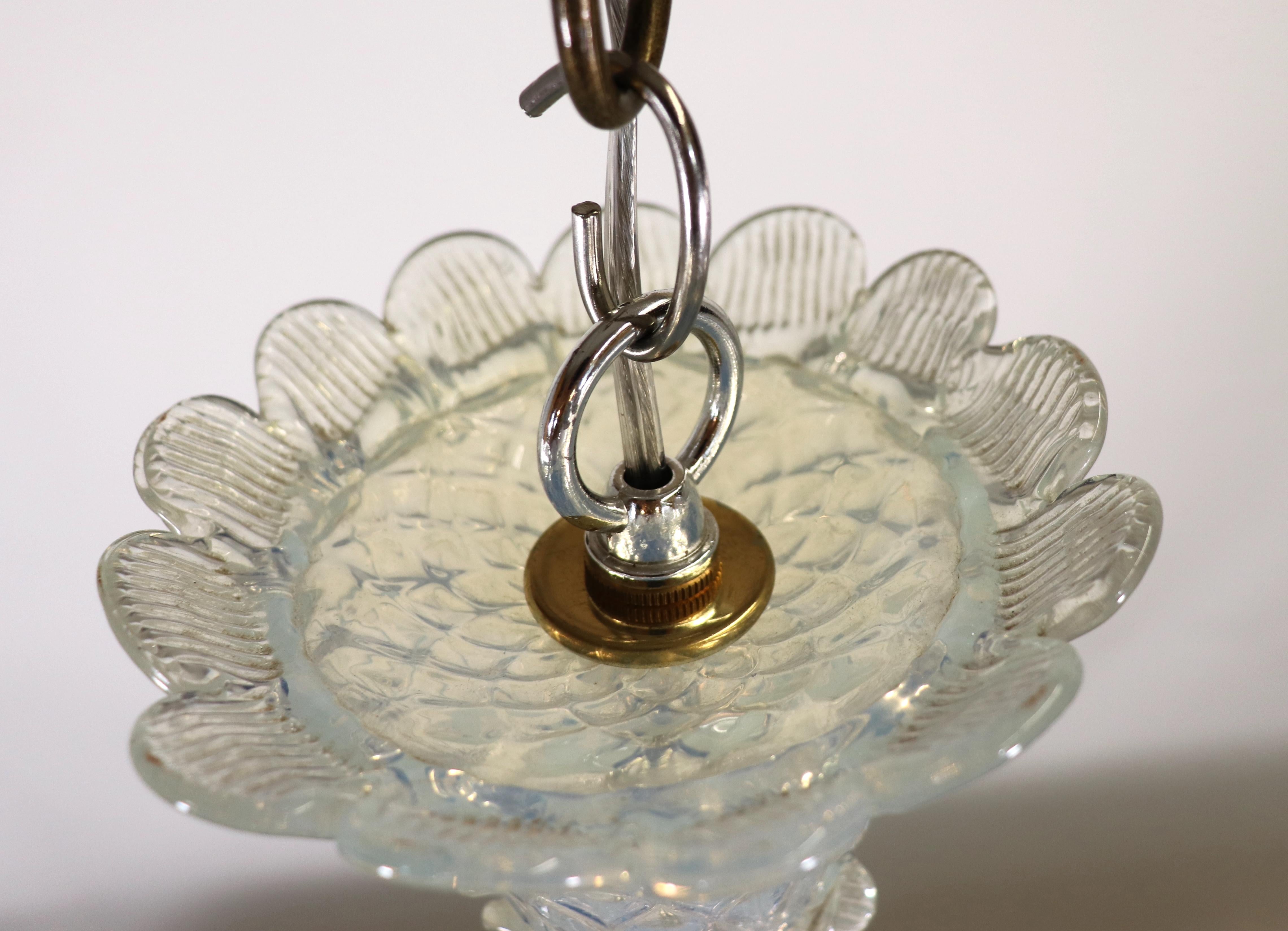 Fatto a mano Lampadario barocco d'epoca a quattro bracci in opalina di Murano in vendita