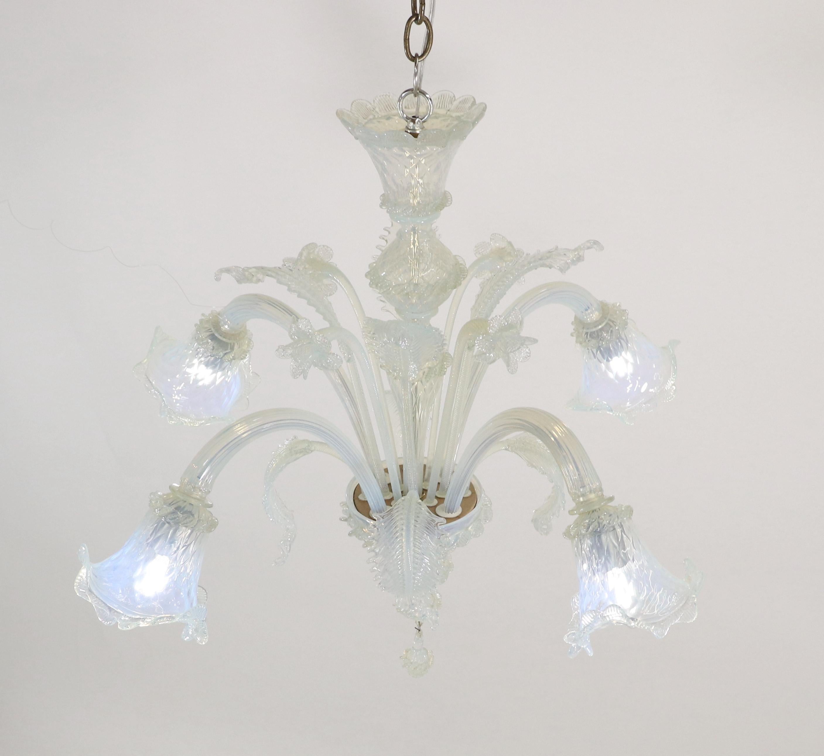 Vetro soffiato Lampadario barocco d'epoca a quattro bracci in opalina di Murano in vendita