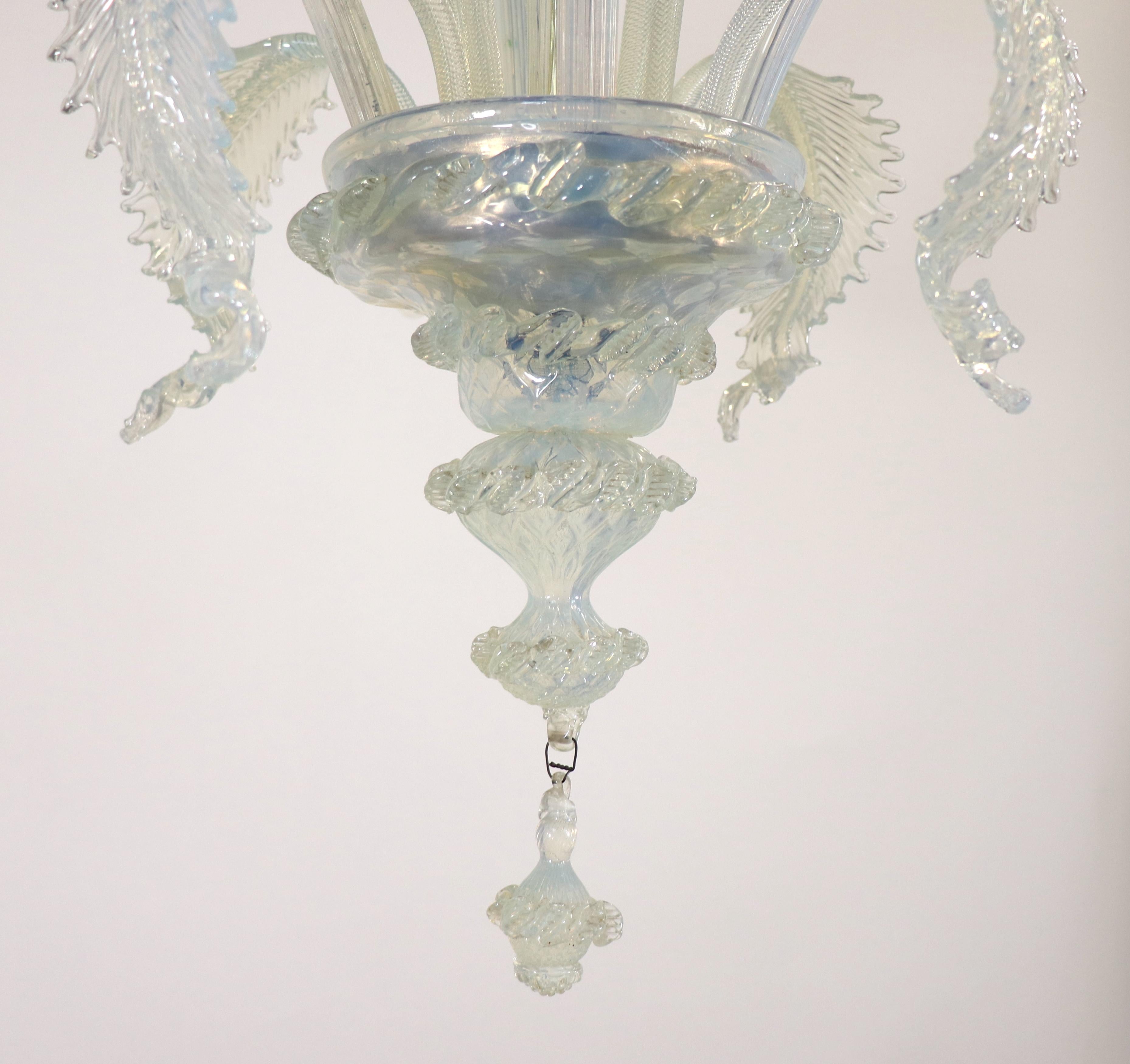 Lampadario barocco d'epoca a quattro bracci in opalina di Murano in vendita 1