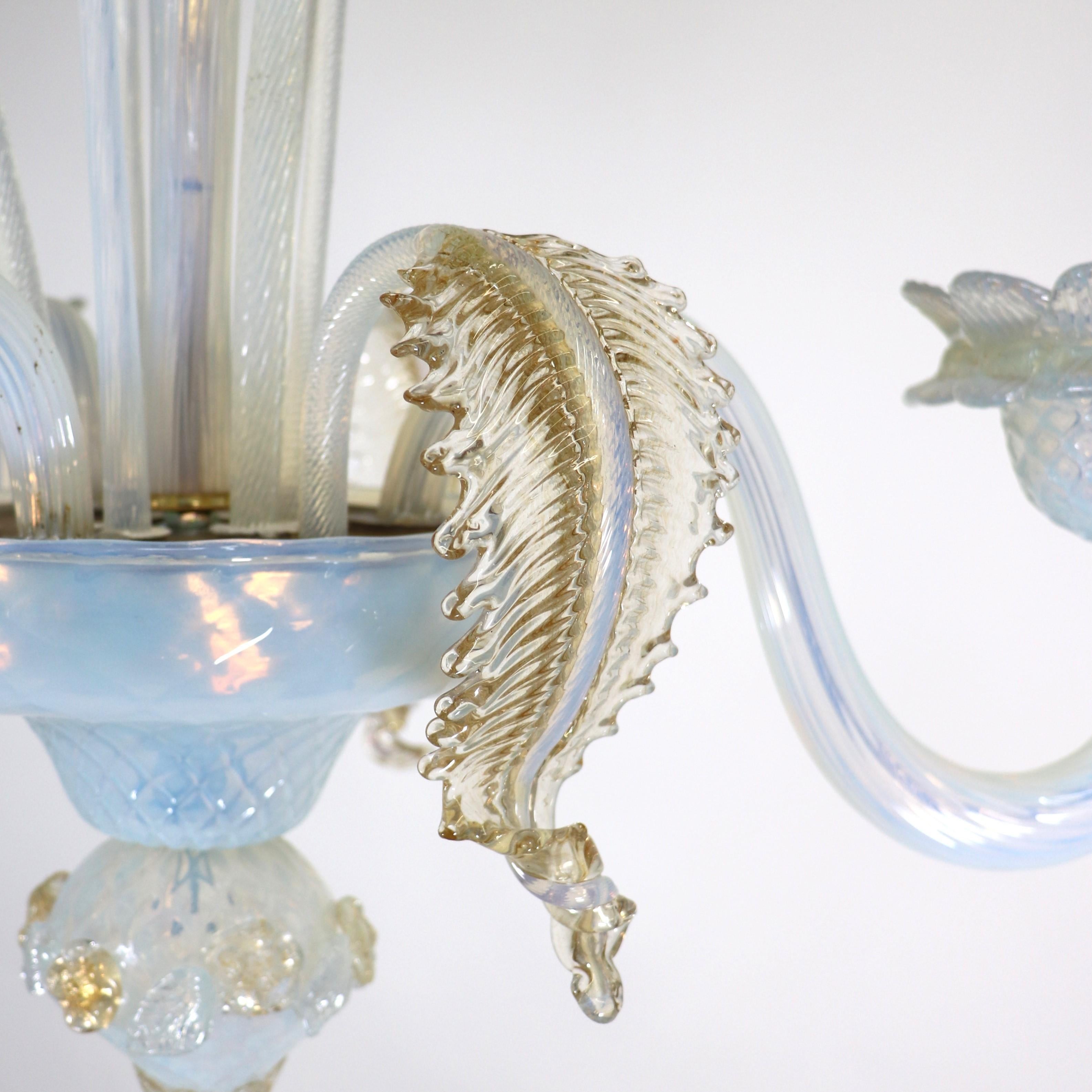 Lampadario barocco d'epoca in oro infuso di Murano Opalino in vendita 3