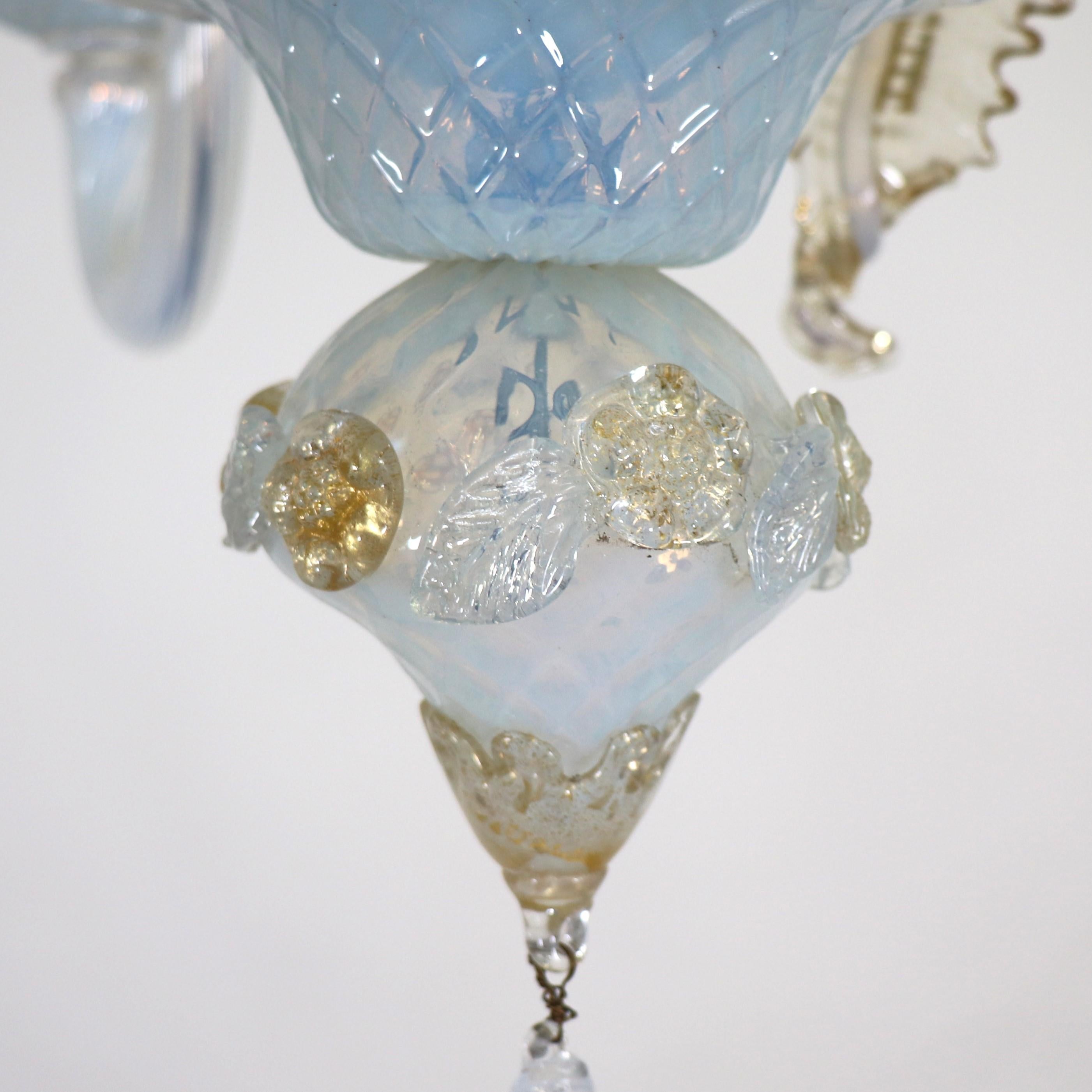 Lampadario barocco d'epoca in oro infuso di Murano Opalino in vendita 4