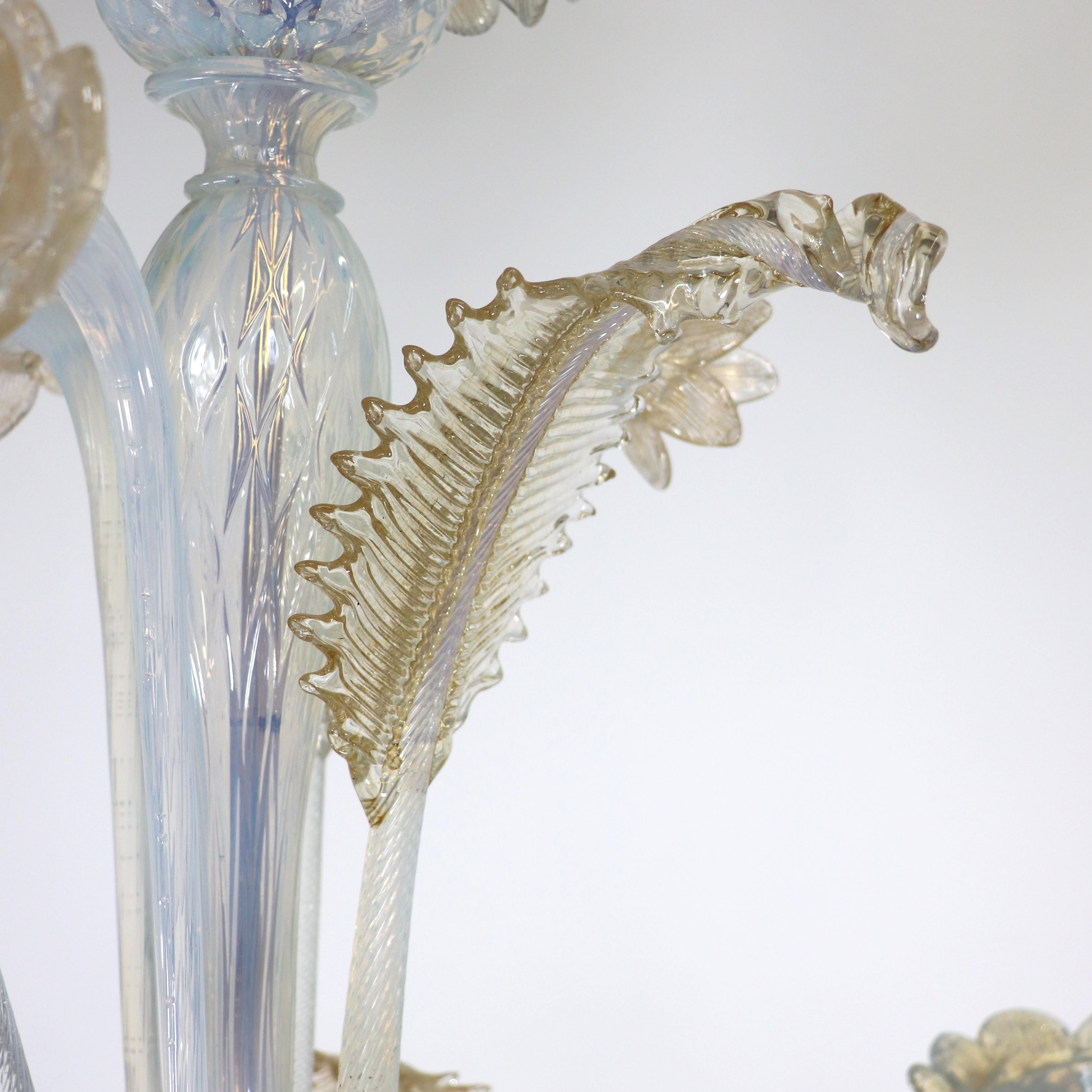 Lampadario barocco d'epoca in oro infuso di Murano Opalino in vendita 1
