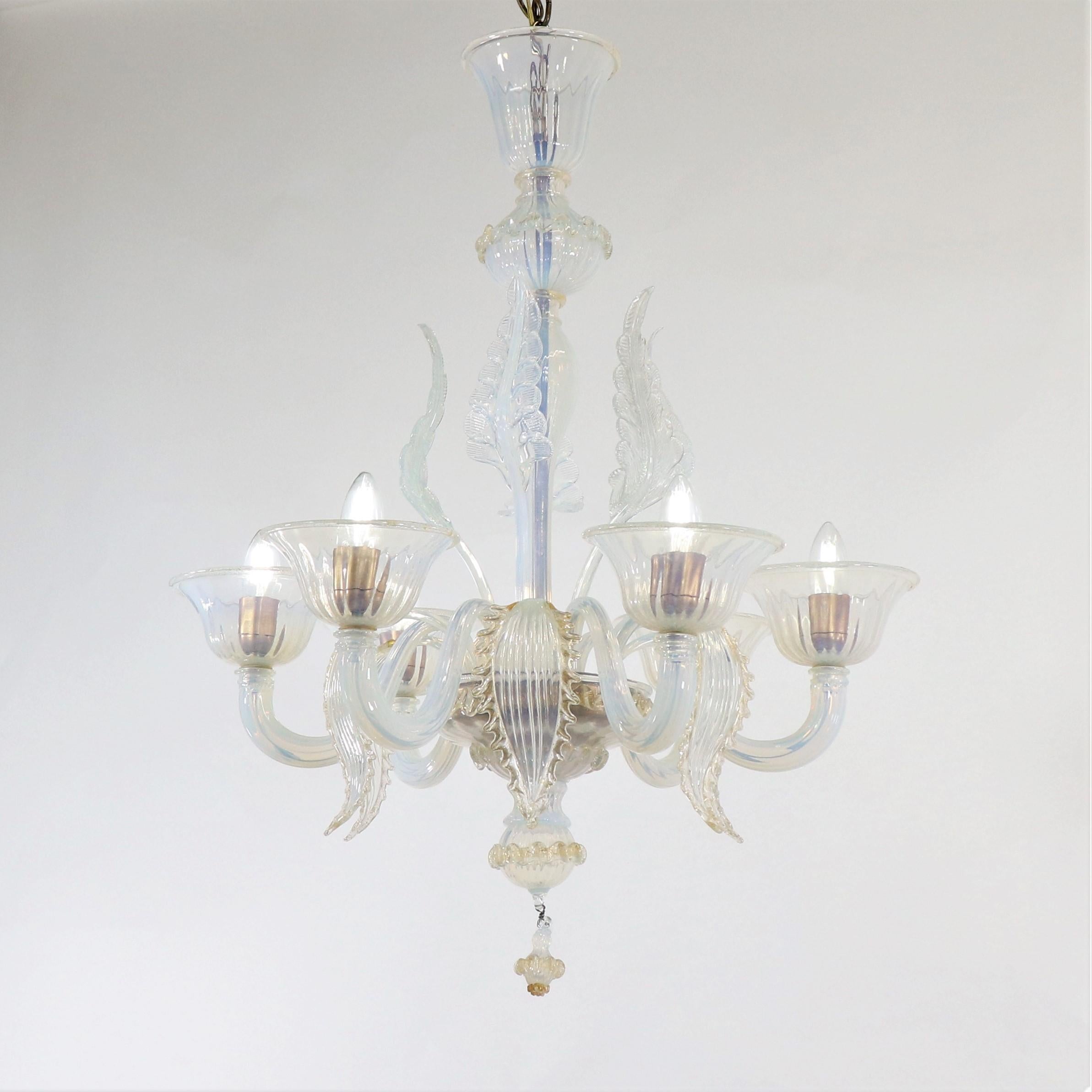 Barocco Lampadario barocco d'epoca in stile opalino di Murano in vendita