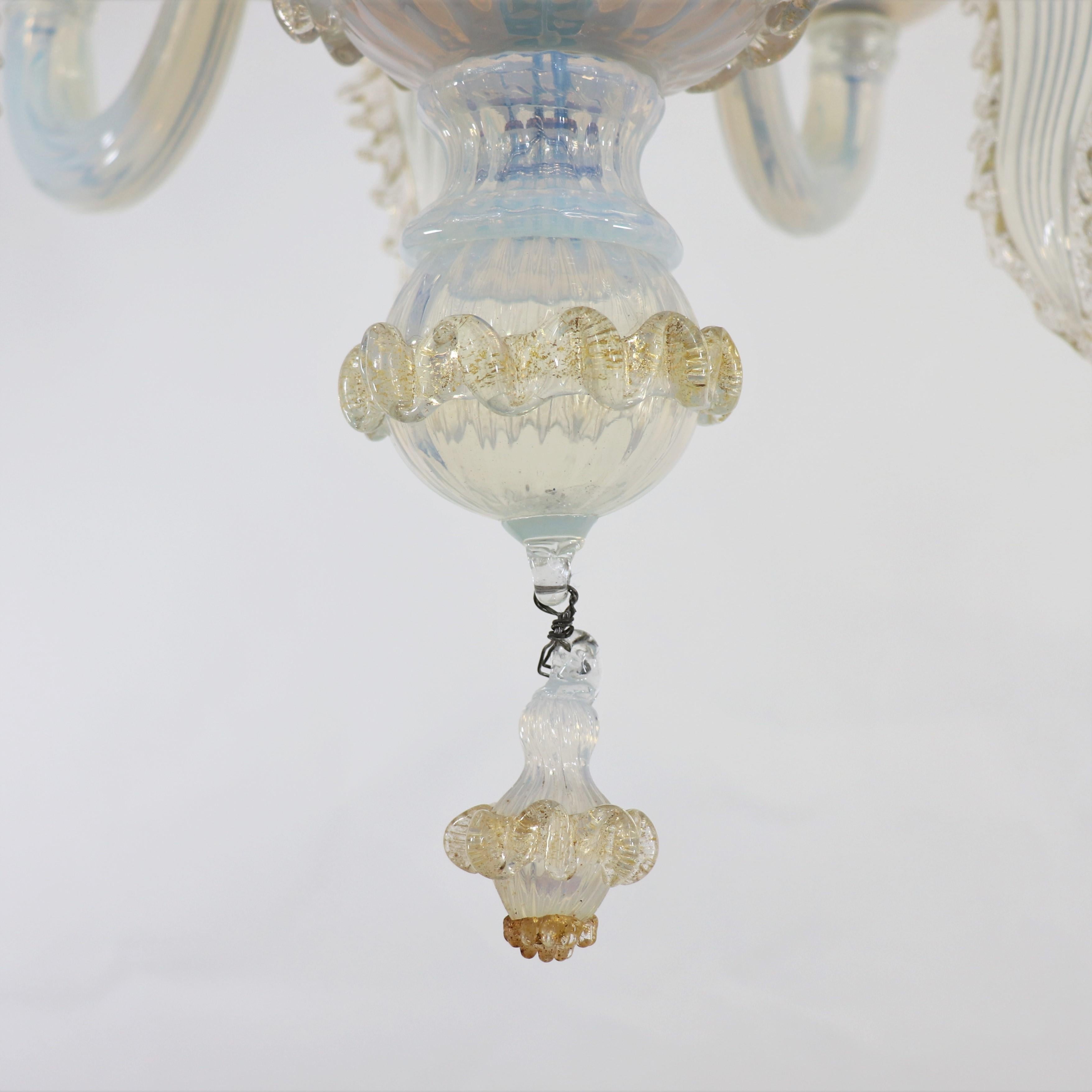 XX secolo Lampadario barocco d'epoca in stile opalino di Murano in vendita