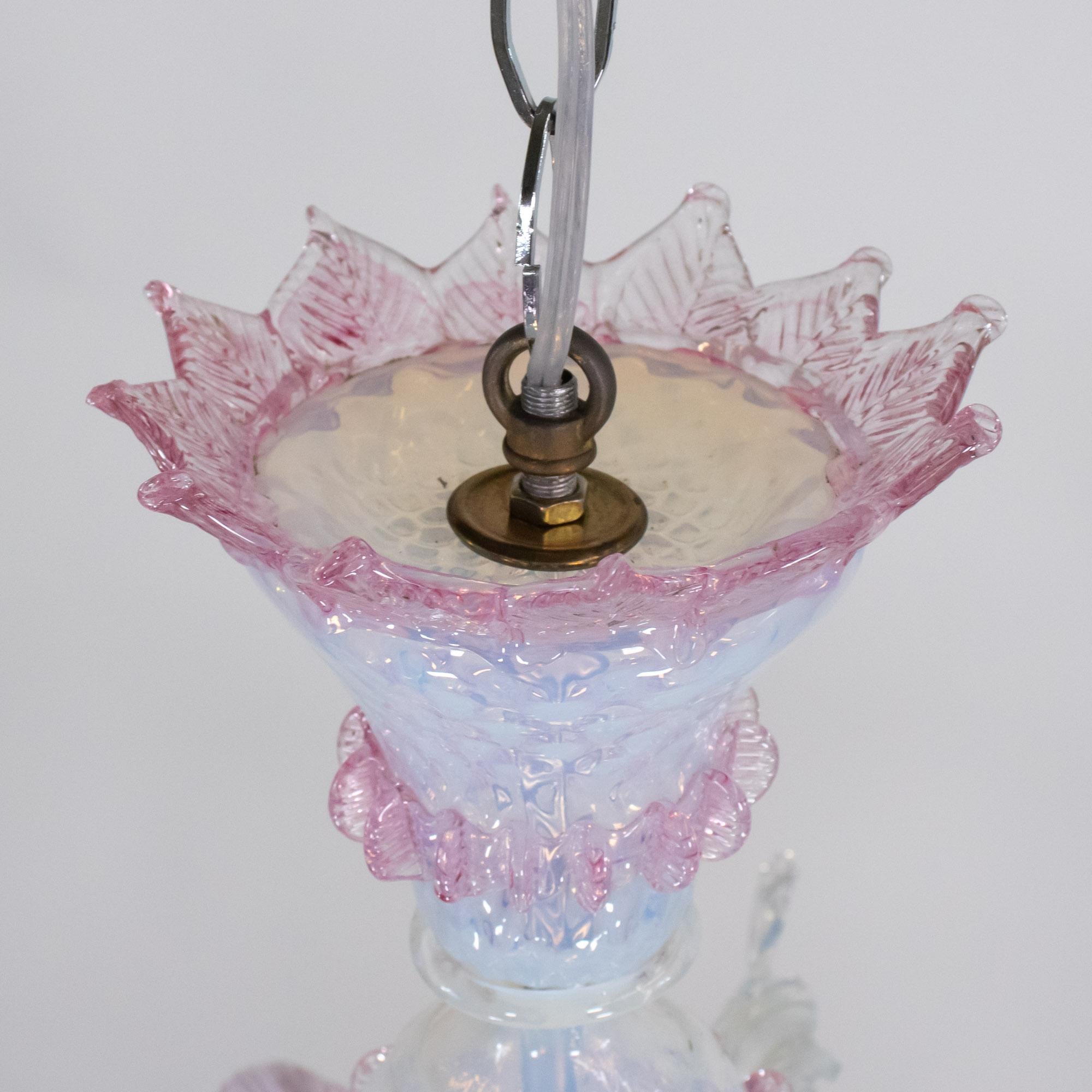 Lampadario barocco d'epoca in stile opalino di Murano con tulipani lattimo rosa e Rig in vendita 3