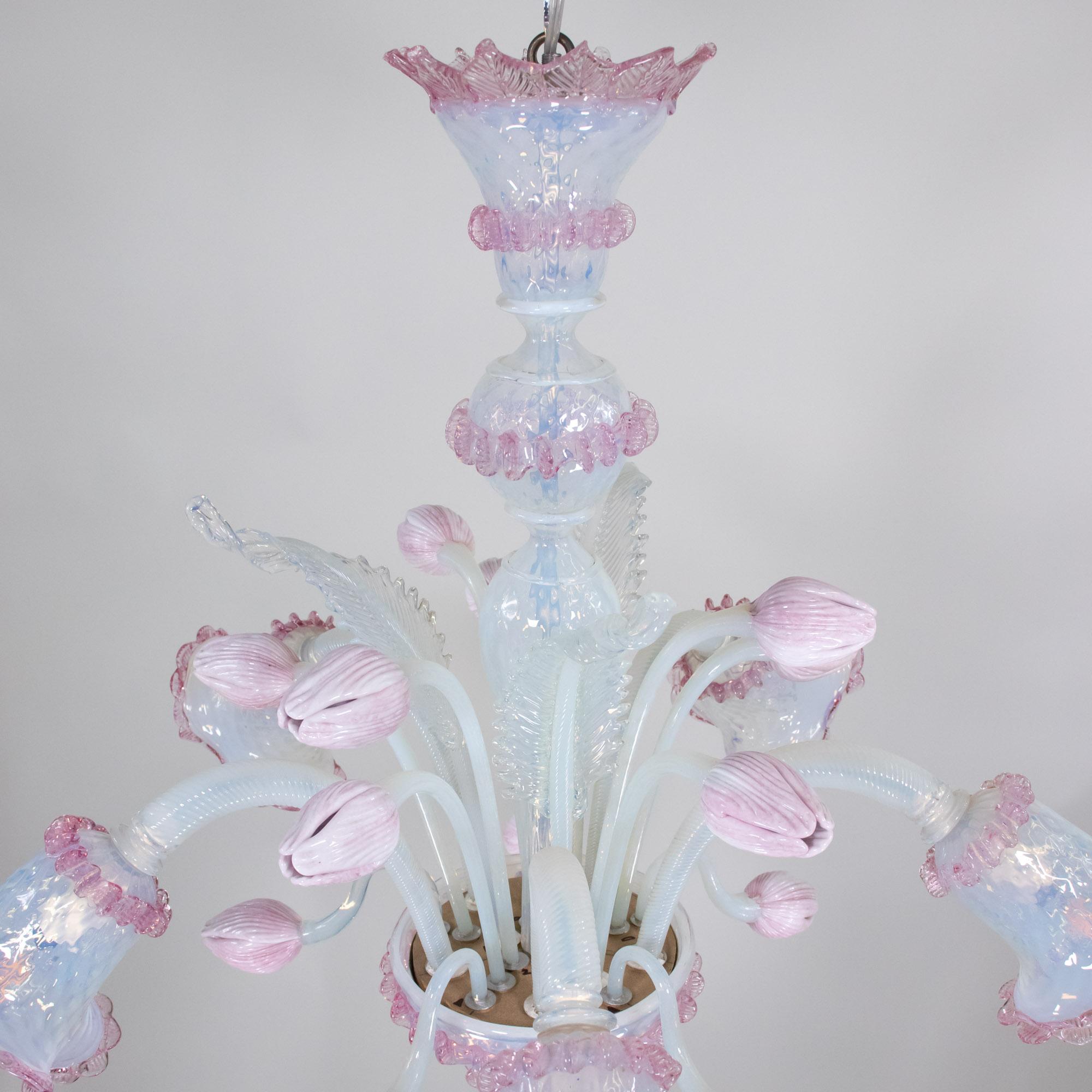 Lampadario barocco d'epoca in stile opalino di Murano con tulipani lattimo rosa e Rig in vendita 4