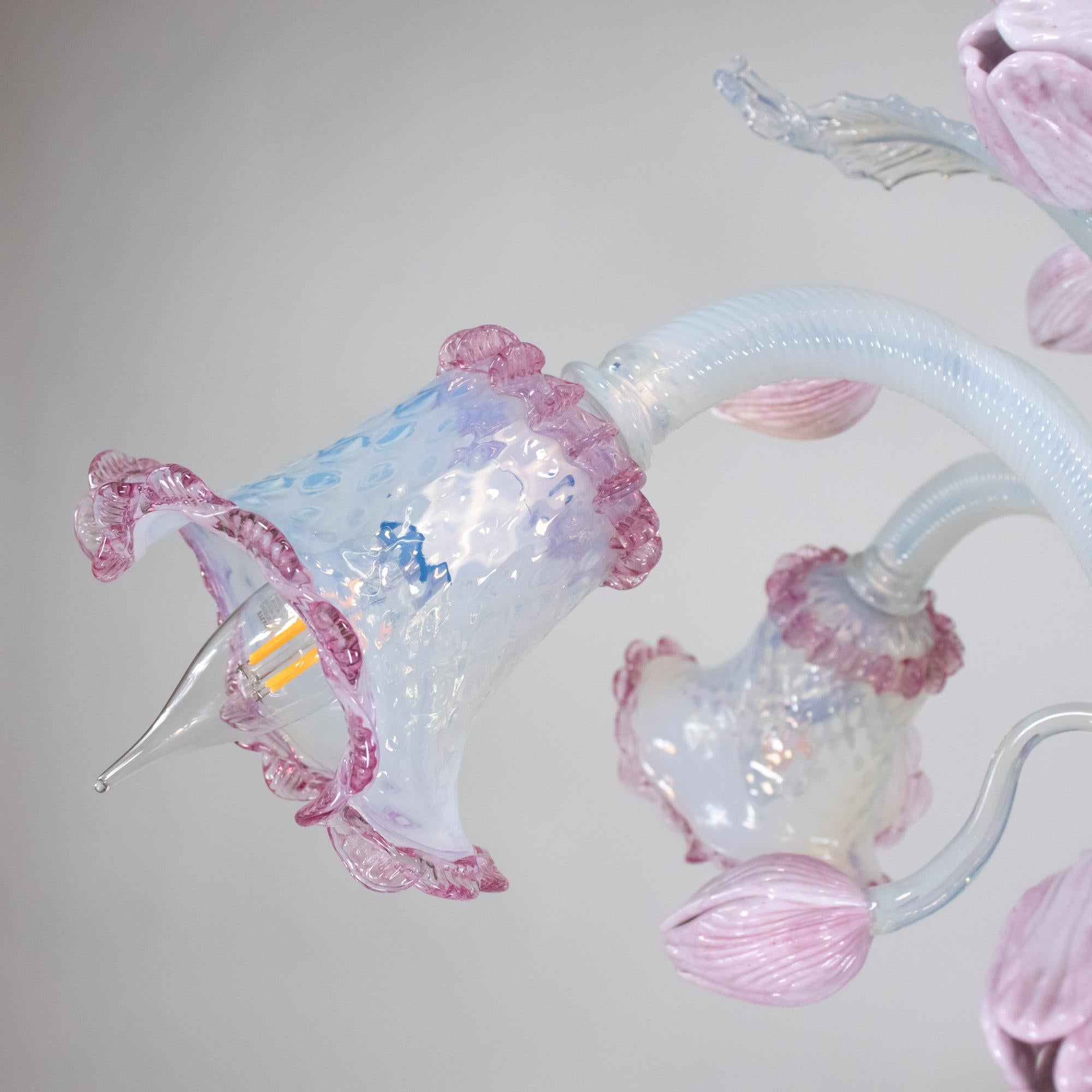 Lampadario barocco d'epoca in stile opalino di Murano con tulipani lattimo rosa e Rig in vendita 5