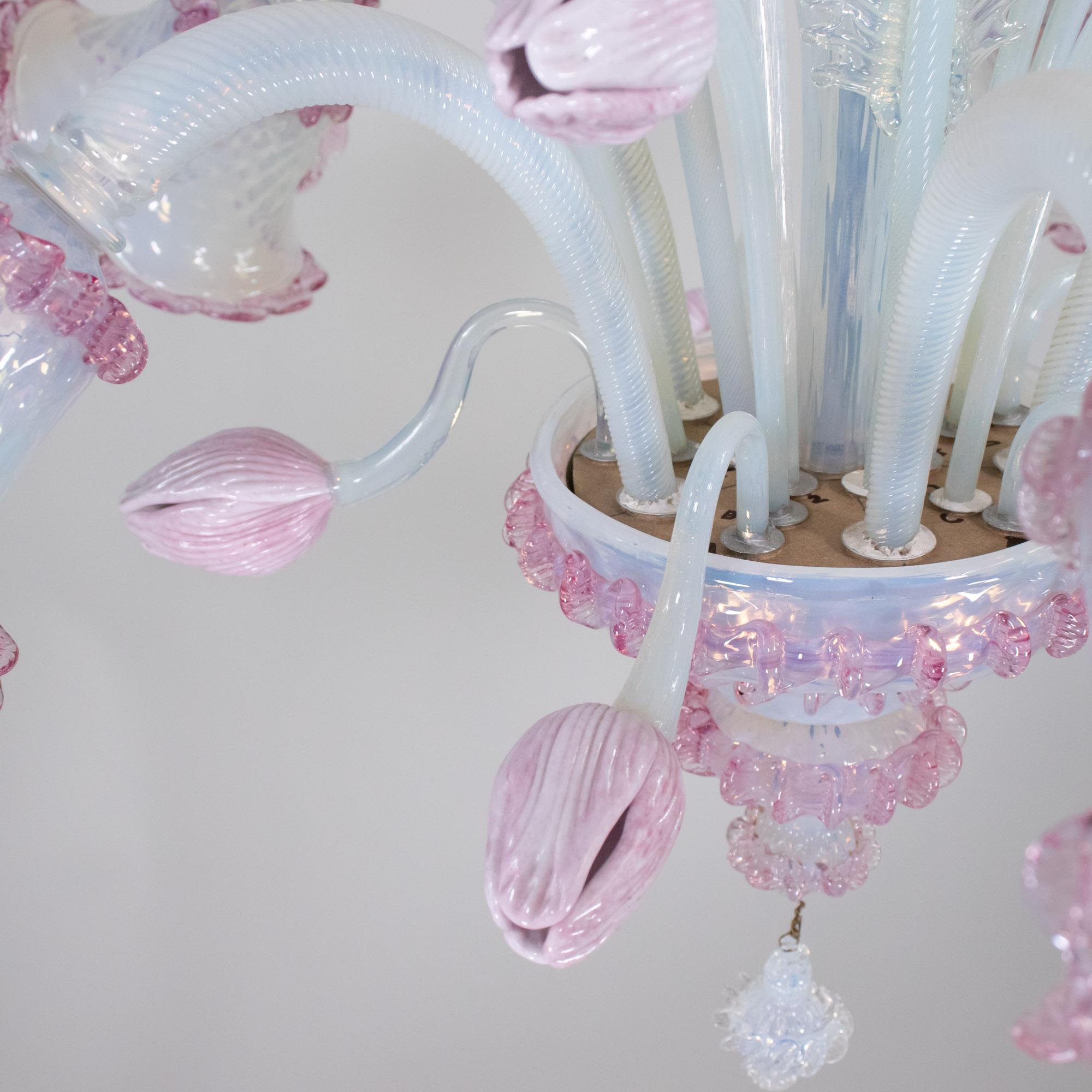 Lampadario barocco d'epoca in stile opalino di Murano con tulipani lattimo rosa e Rig in vendita 6