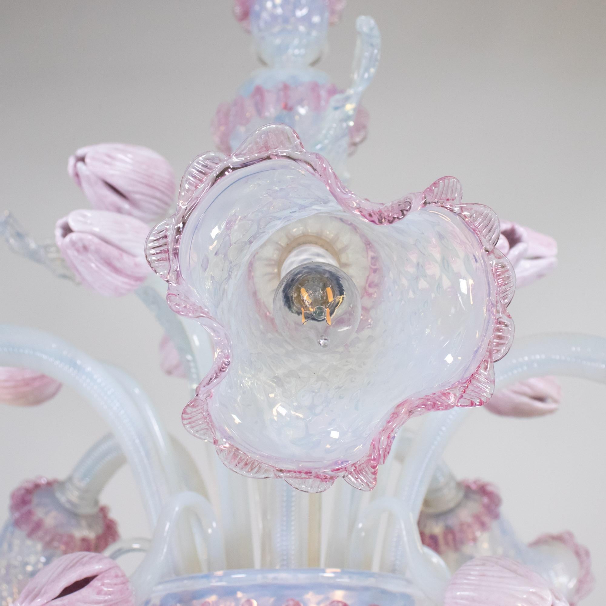 Lampadario barocco d'epoca in stile opalino di Murano con tulipani lattimo rosa e Rig in vendita 8
