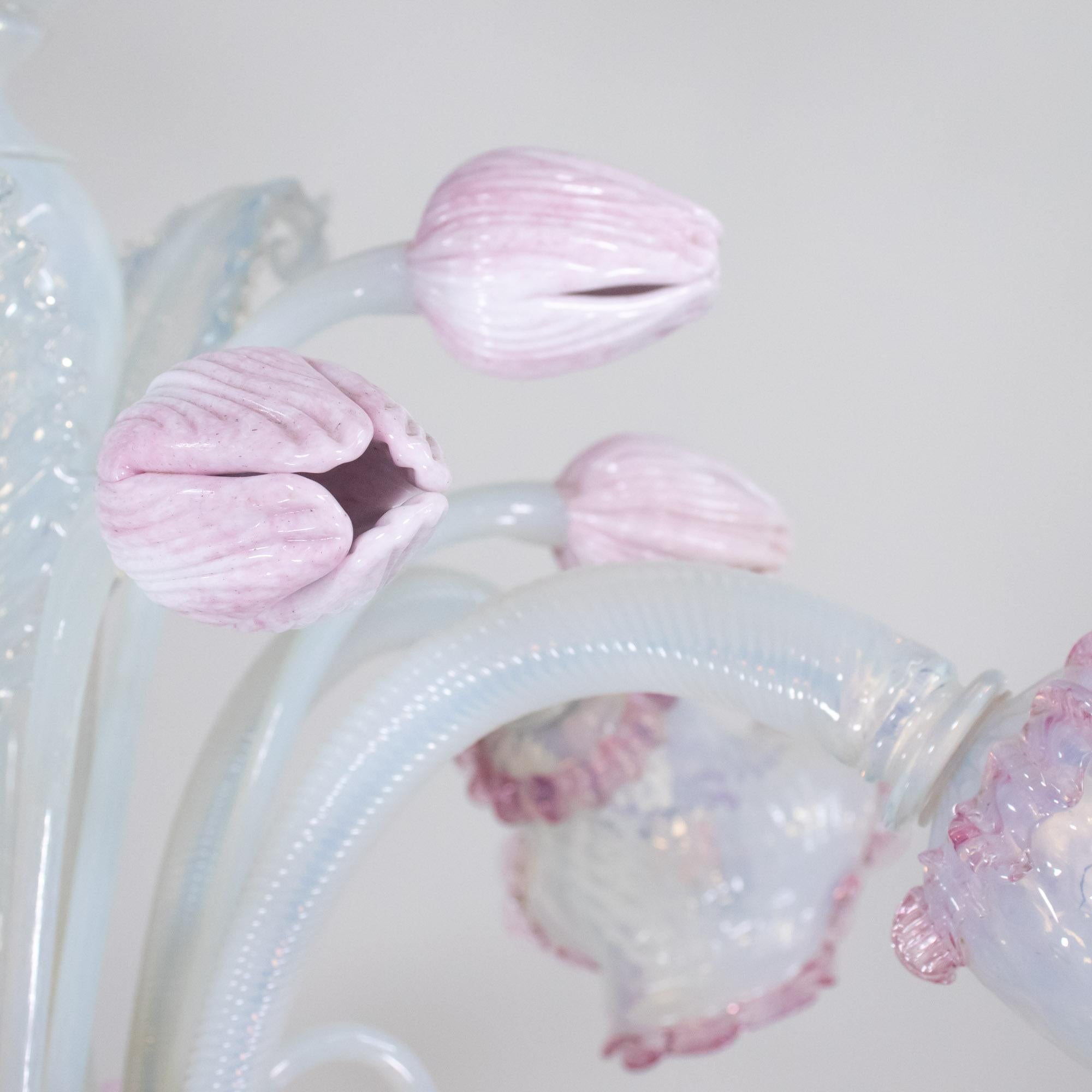 Lampadario barocco d'epoca in stile opalino di Murano con tulipani lattimo rosa e Rig in vendita 10