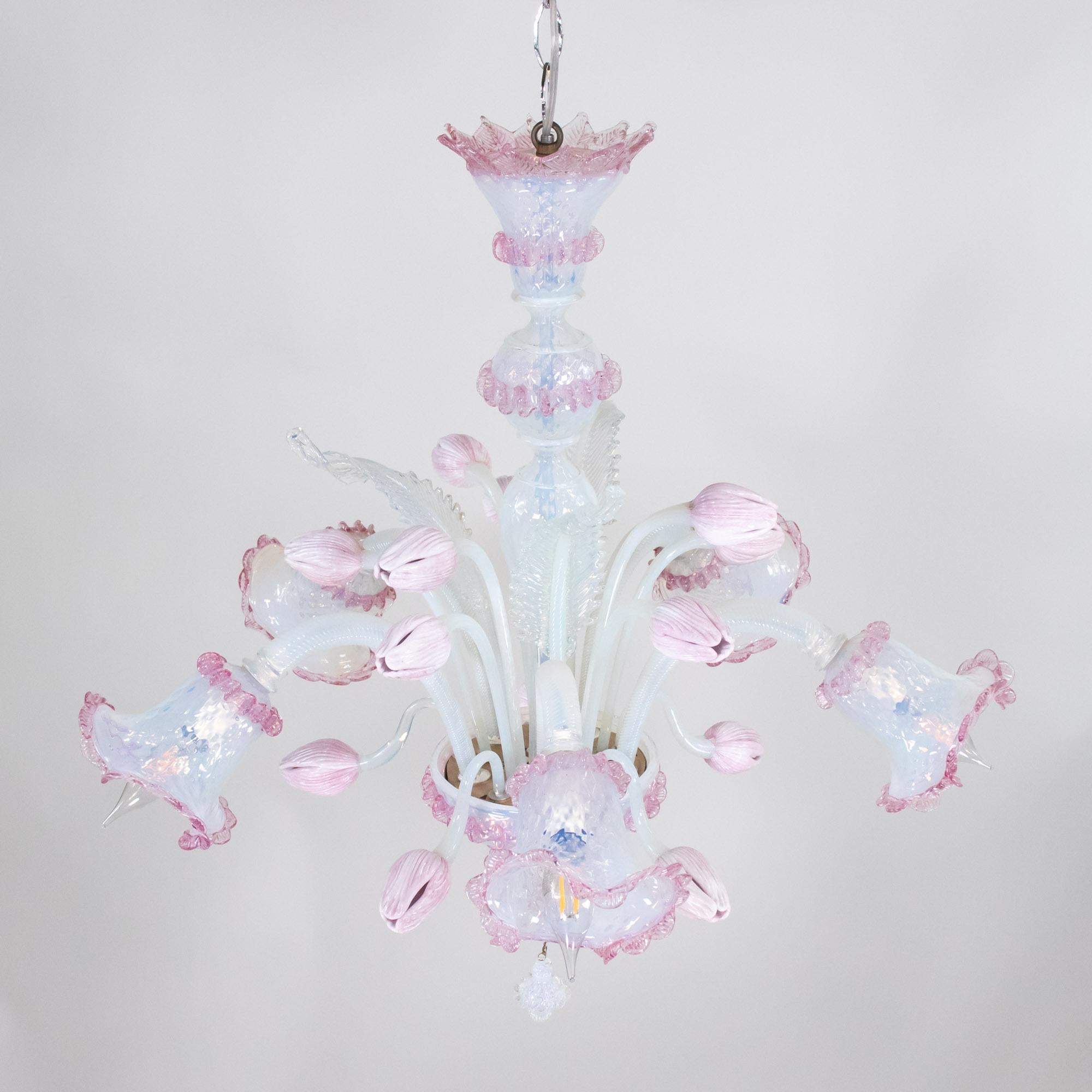 Barocco Lampadario barocco d'epoca in stile opalino di Murano con tulipani lattimo rosa e Rig in vendita