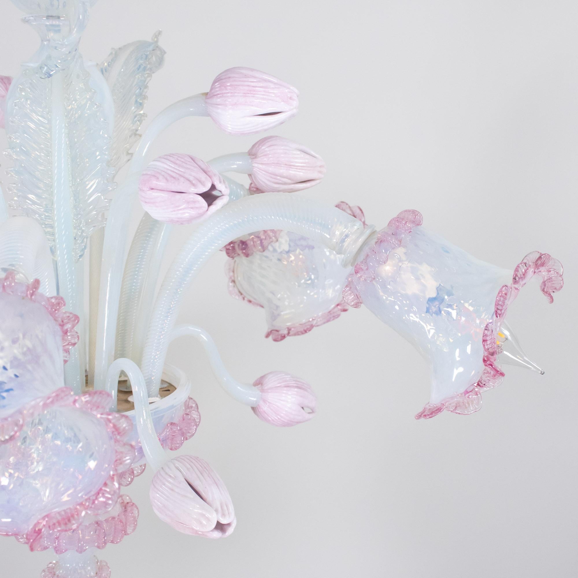 Italiano Lampadario barocco d'epoca in stile opalino di Murano con tulipani lattimo rosa e Rig in vendita