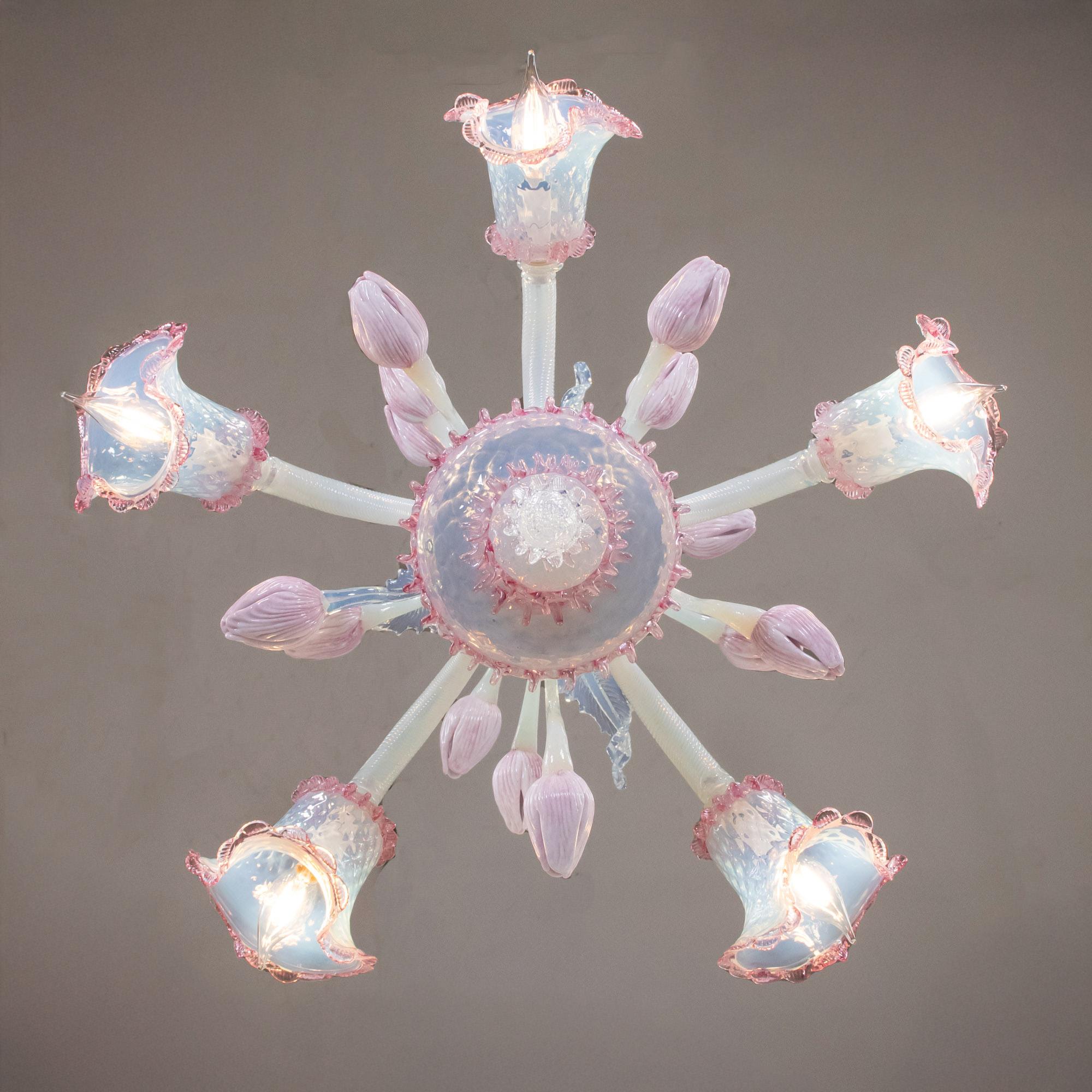 Fatto a mano Lampadario barocco d'epoca in stile opalino di Murano con tulipani lattimo rosa e Rig in vendita